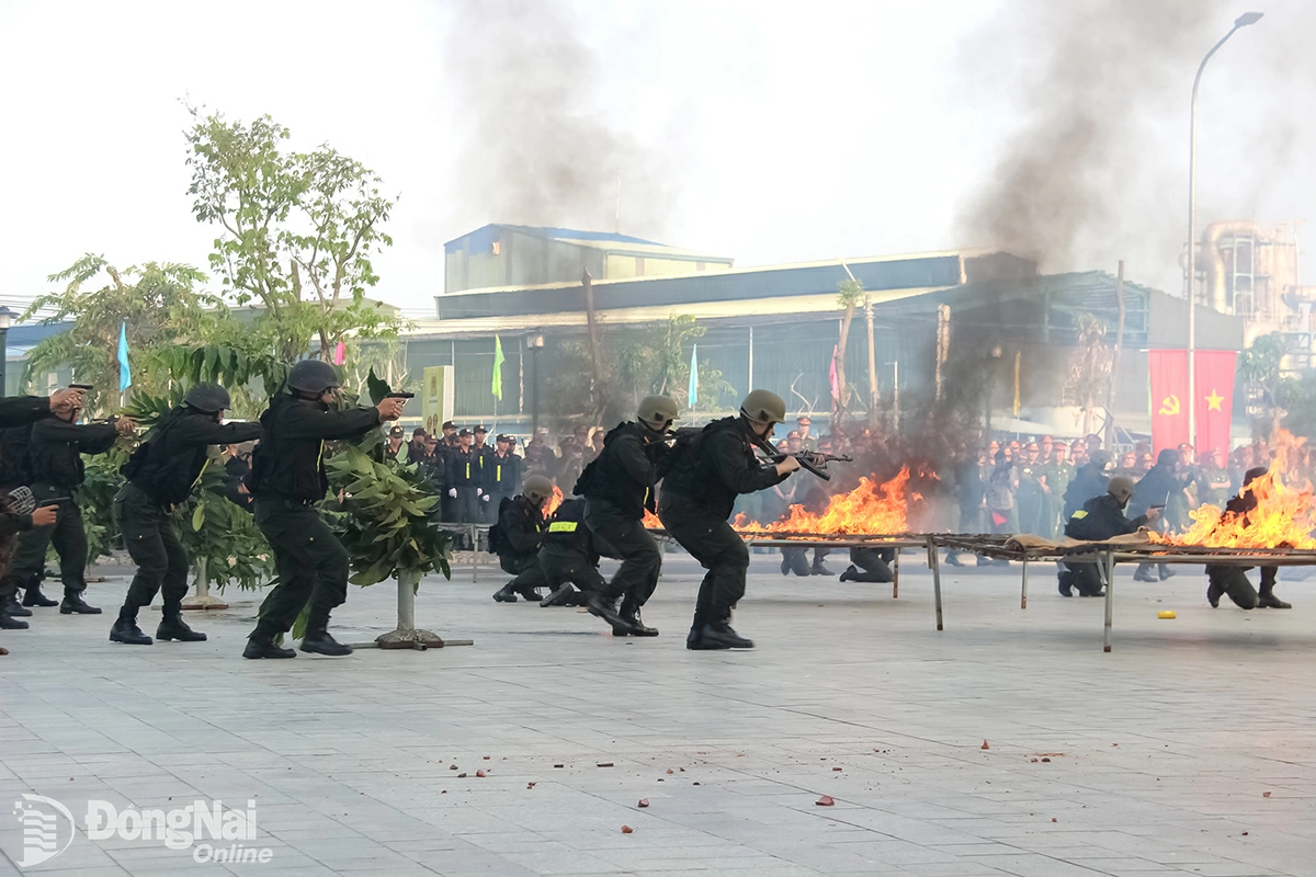 Cán bộ, chiến sĩ lực lượng cảnh sát cơ động tham gia thực hiện các tình huống giả định. Ảnh: Trần Danh