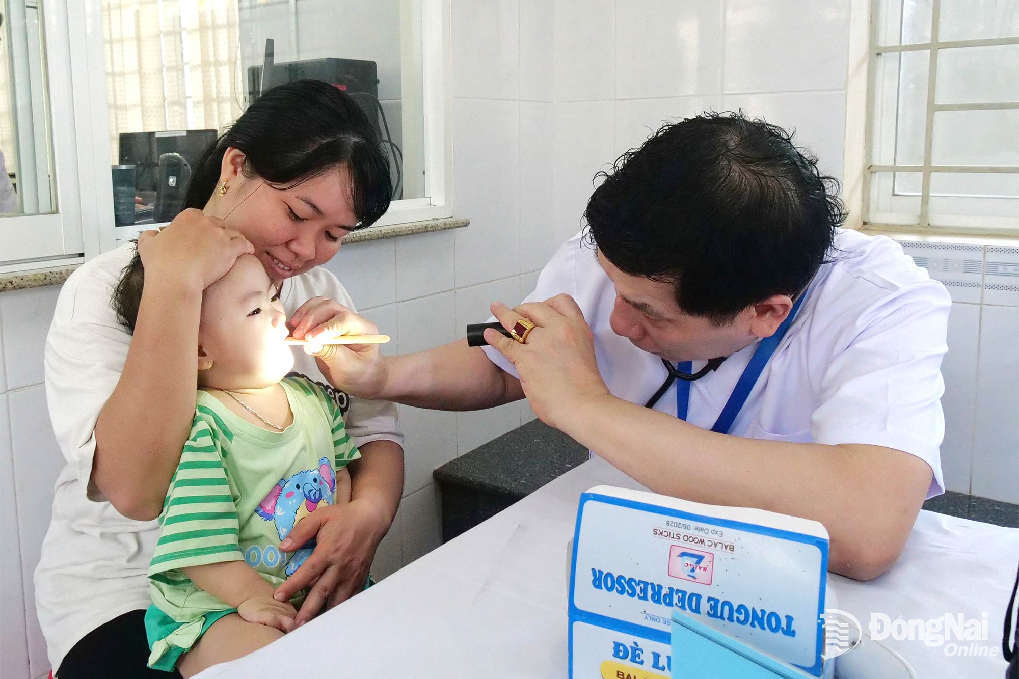 B&aacute;c sĩ kiểm tra sức khỏe cho trẻ nhỏ tại điểm Trạm Y tế Xu&acirc;n Trường (x&atilde; Xu&acirc;n Lộc, tỉnh Đồng Nai). Ảnh: Hạnh Dung