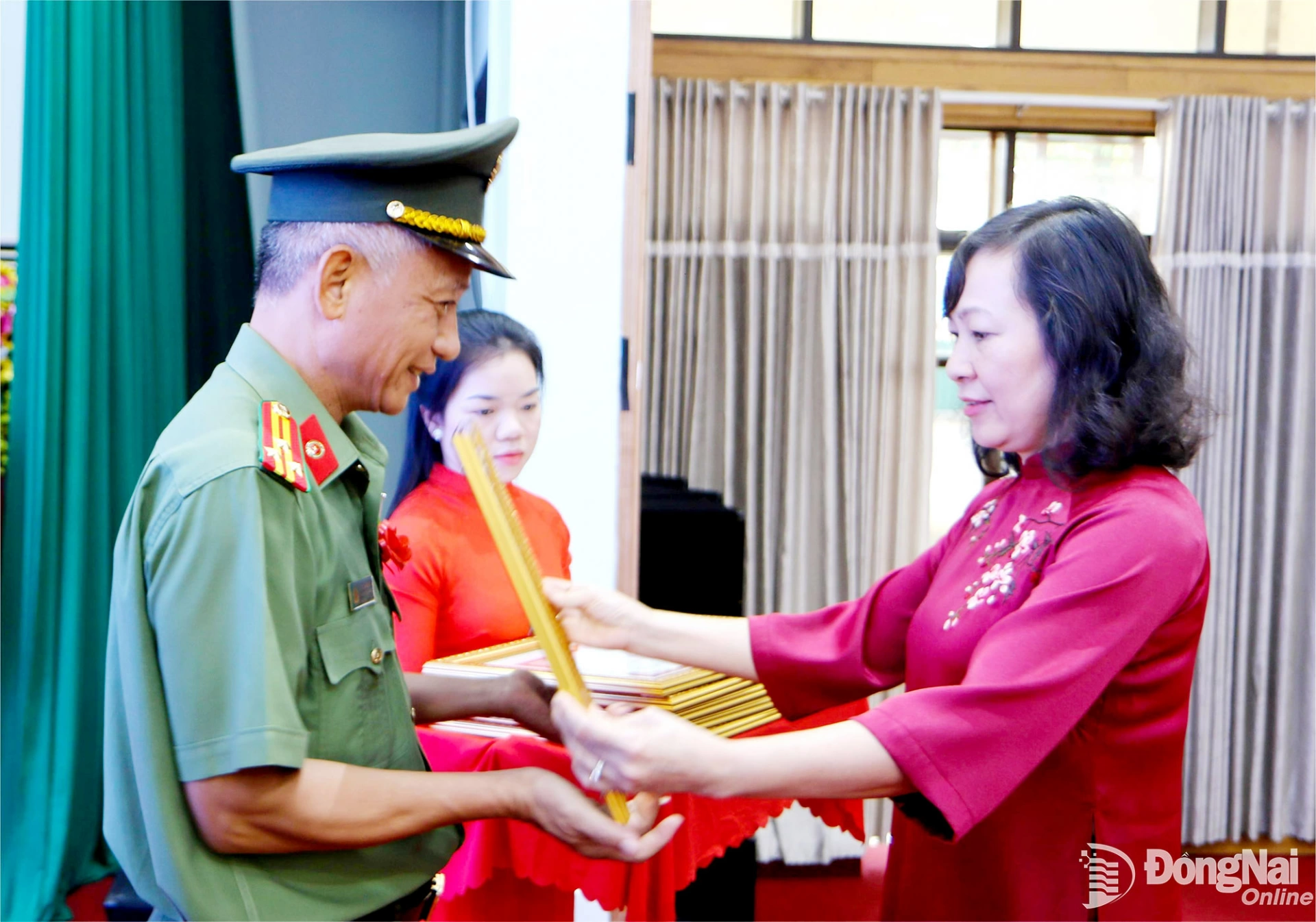 Đồng ch&iacute; Huỳnh Thị Hằng, Ph&oacute; B&iacute; thư Tỉnh ủy, Chủ tịch Ủy ban MTTQ Việt Nam tỉnh Đồng Nai trao bằng khen của UBND tỉnh cho c&aacute;c &ldquo;Gương người tốt, việc tốt, điển h&igrave;nh ti&ecirc;n tiến&rdquo; tỉnh Đồng Nai năm 2025. Ảnh: Văn Truy&ecirc;n &nbsp;