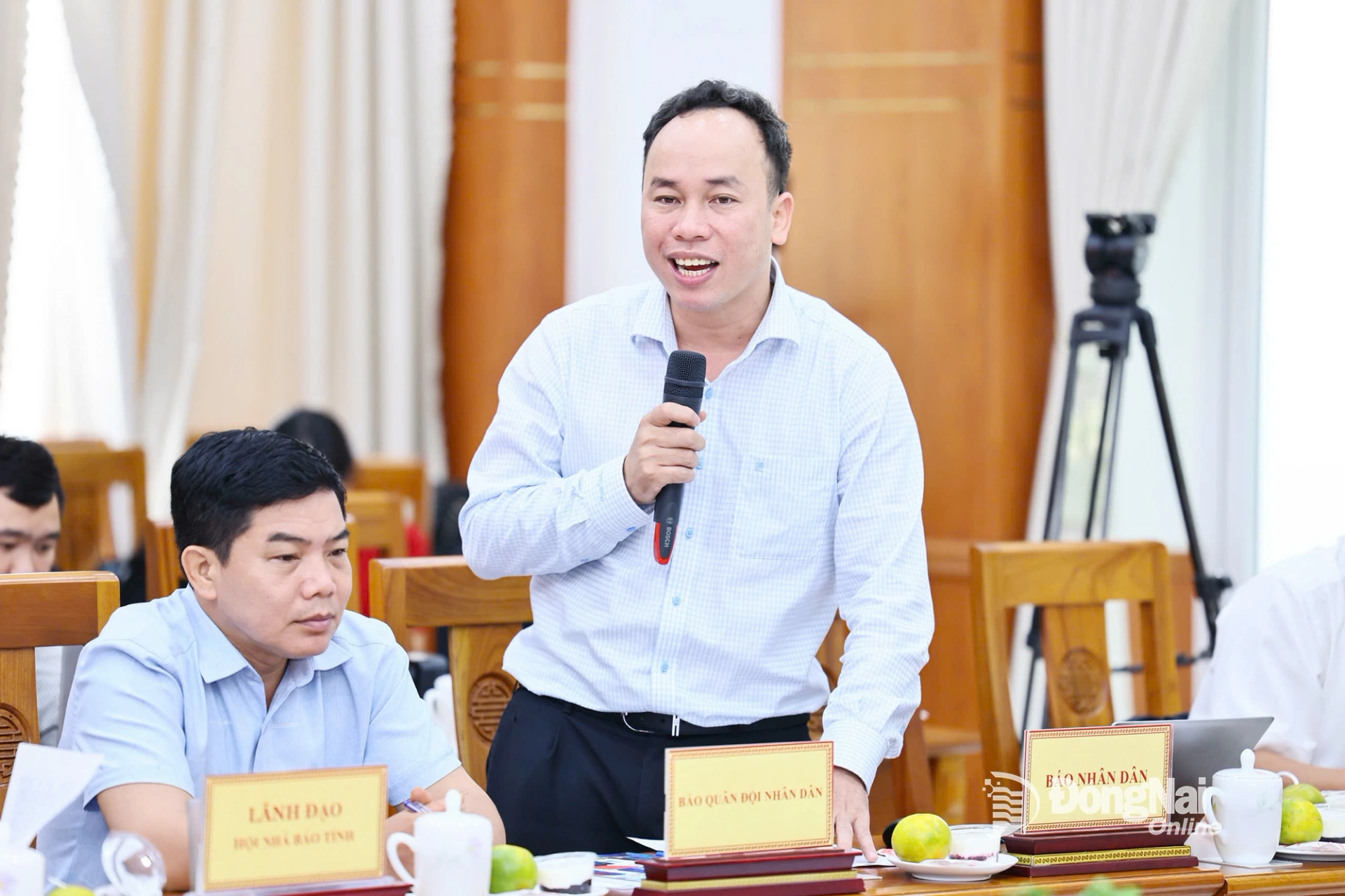 Phóng viên các cơ quan báo chí trong và ngoài tỉnh đặt câu hỏi tại buổi họp báo. Ảnh: Công Nghĩa