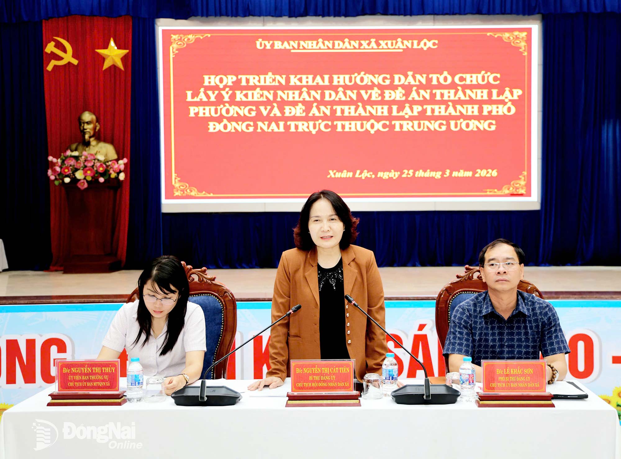 Bí thư Đảng ủy, Chủ tịch HĐND xã Xuân Lộc Nguyễn Thị Cát Tiên phát biểu tại cuộc họp. Ảnh: Tuệ Lâm  