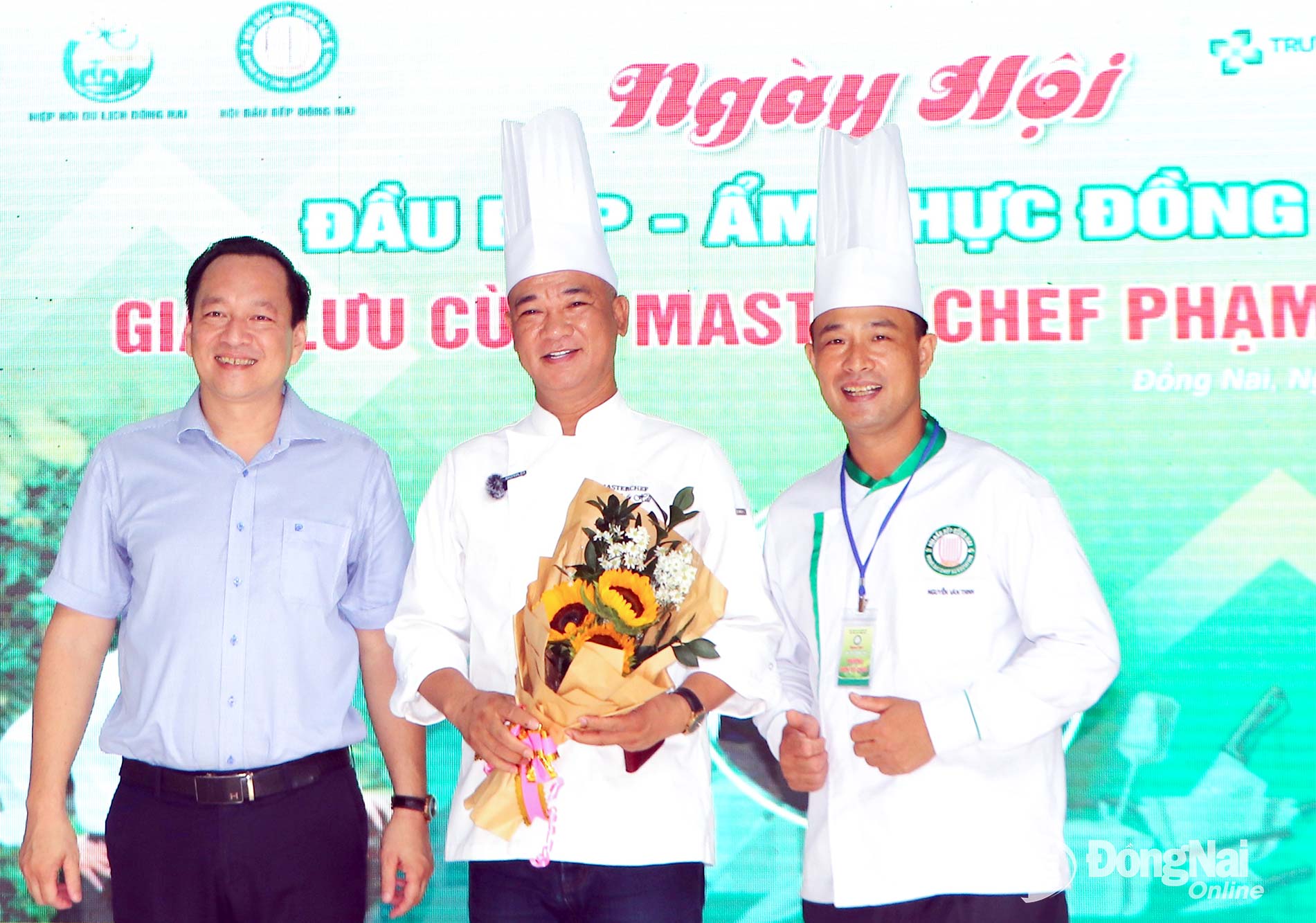 Phó Giám đốc Sở Văn hóa, Thể thao và Du lịch Vũ Xuân Trường tặng hoa cho “Vua đầu bếp” Phạm Tuấn Hải trong Ngày hội Ẩm thực Đồng Nai năm 2025.