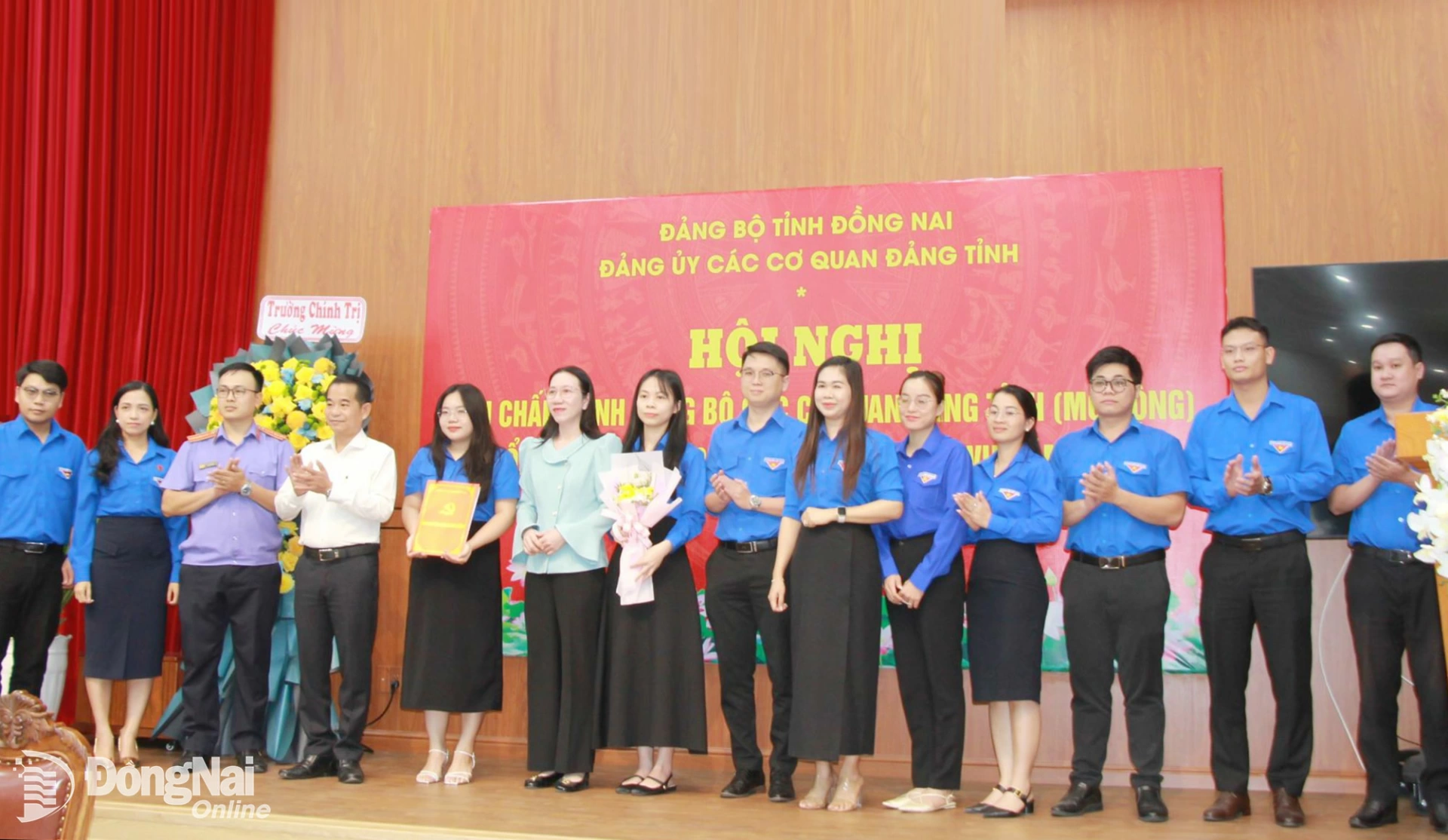 Đồng ch&iacute; Th&aacute;i Bảo (thứ 4 từ tr&aacute;i qua), Ph&oacute; B&iacute; thư Tỉnh ủy, Trưởng ban Tổ chức Tỉnh ủy, B&iacute; thư Đảng ủy c&aacute;c cơ quan Đảng tỉnh v&agrave; đồng ch&iacute; Nguyễn Thị Thu V&acirc;n (thứ 6 từ tr&aacute;i qua), Tỉnh ủy vi&ecirc;n, Ph&oacute; B&iacute; thư chuy&ecirc;n tr&aacute;ch Đảng ủy c&aacute;c cơ quan Đảng tỉnh trao quyết định v&agrave; tặng hoa cho Ban Chấp h&agrave;nh Đo&agrave;n c&aacute;c cơ quan Đảng tỉnh. Ảnh: Nga Sơn