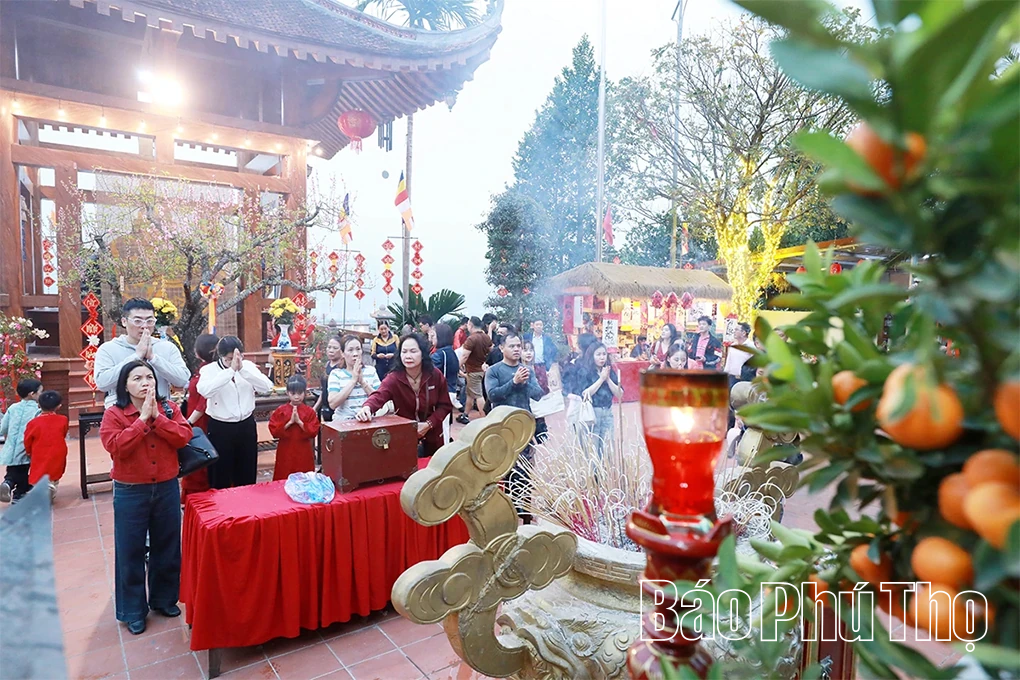 Người dân Phú Thọ rộn ràng du Xuân đầu năm