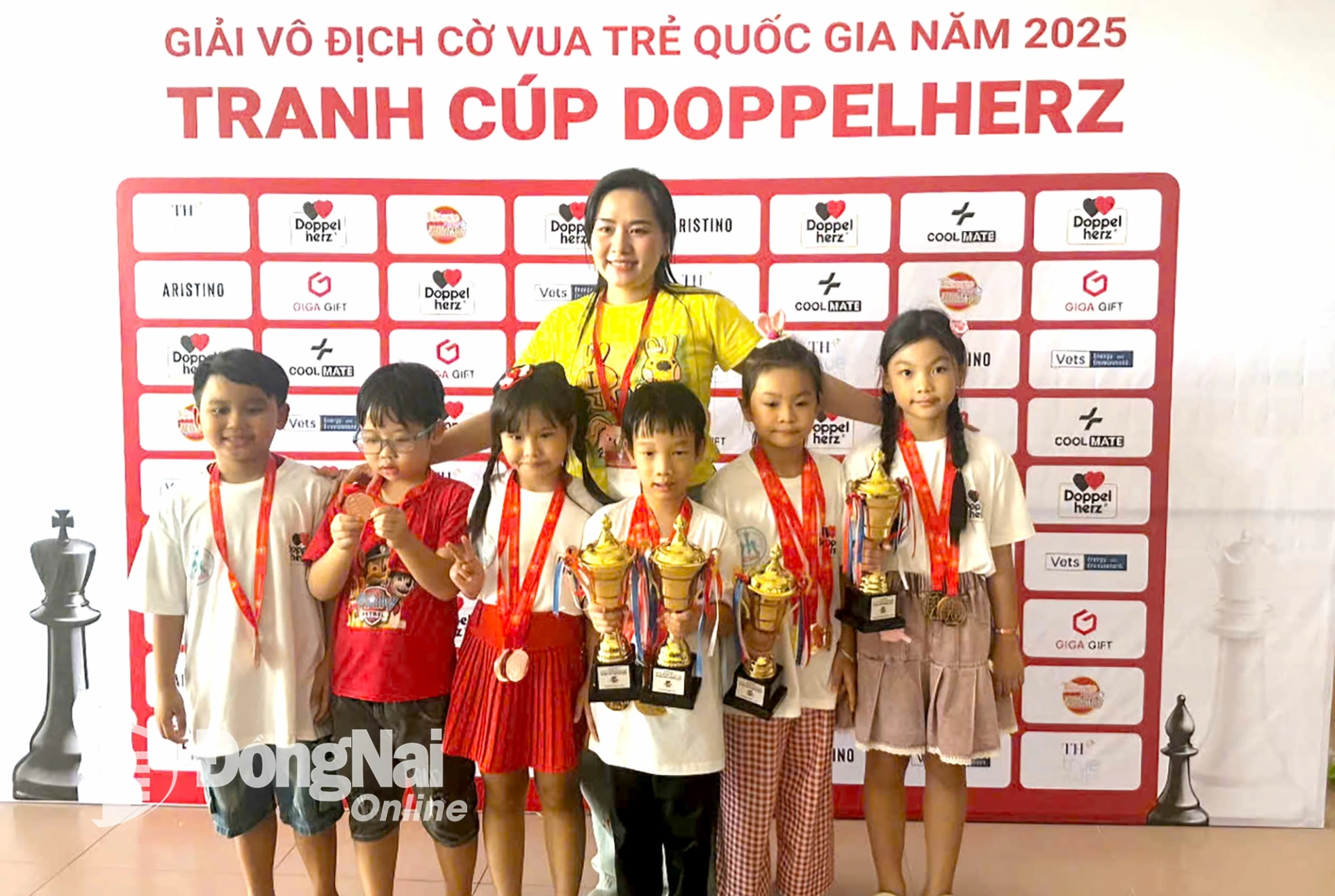 Lê Minh Quang cùng các đồng đội chia vui với huấn luyện viên Nguyễn Thùy Dương tại Giải vô địch cờ vua trẻ toàn quốc 2025. Ảnh: NVCC