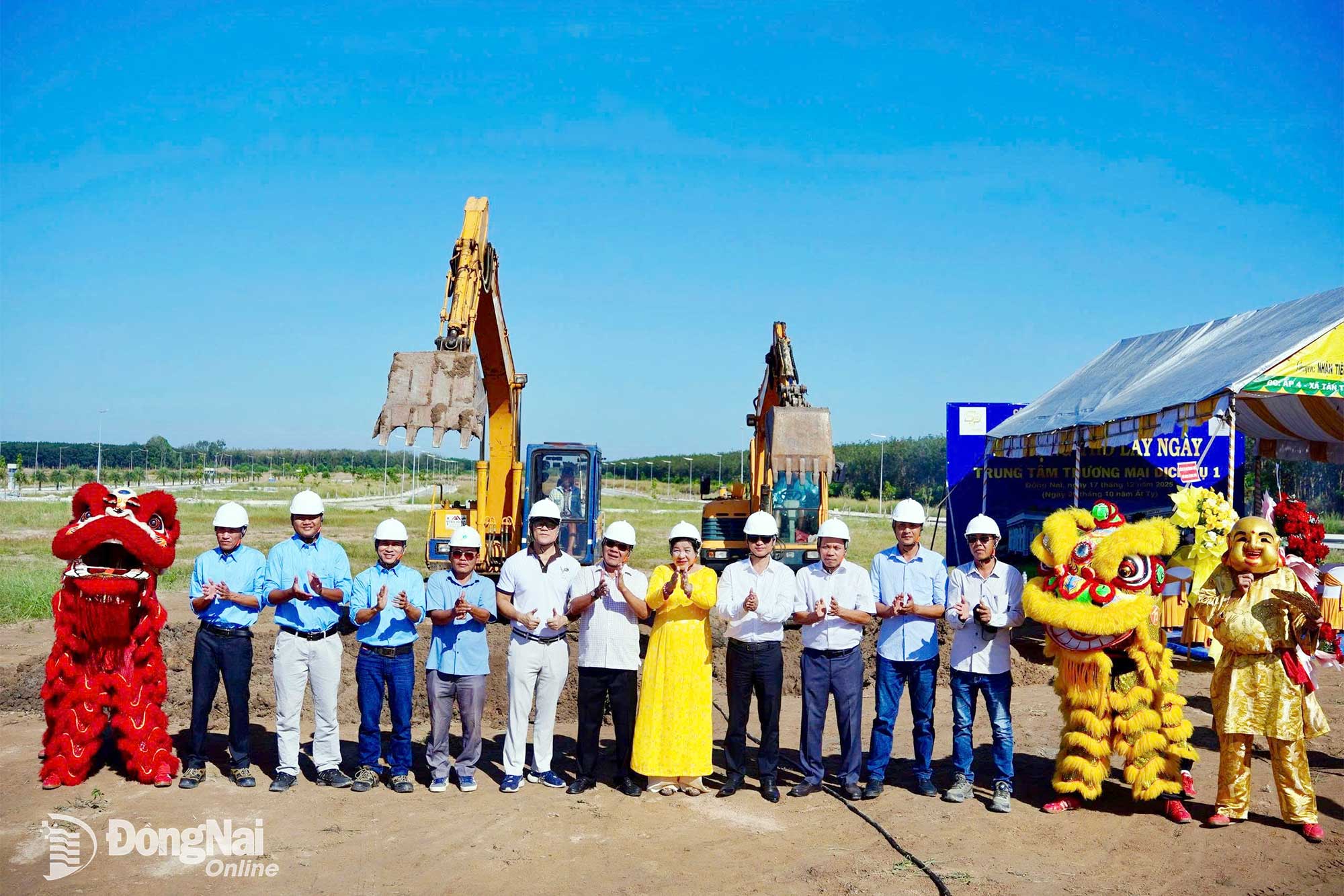 Chủ dự án và các nhà đầu tư thực hiện nghi thức động thổ công trình. Ảnh: Xuân Phú