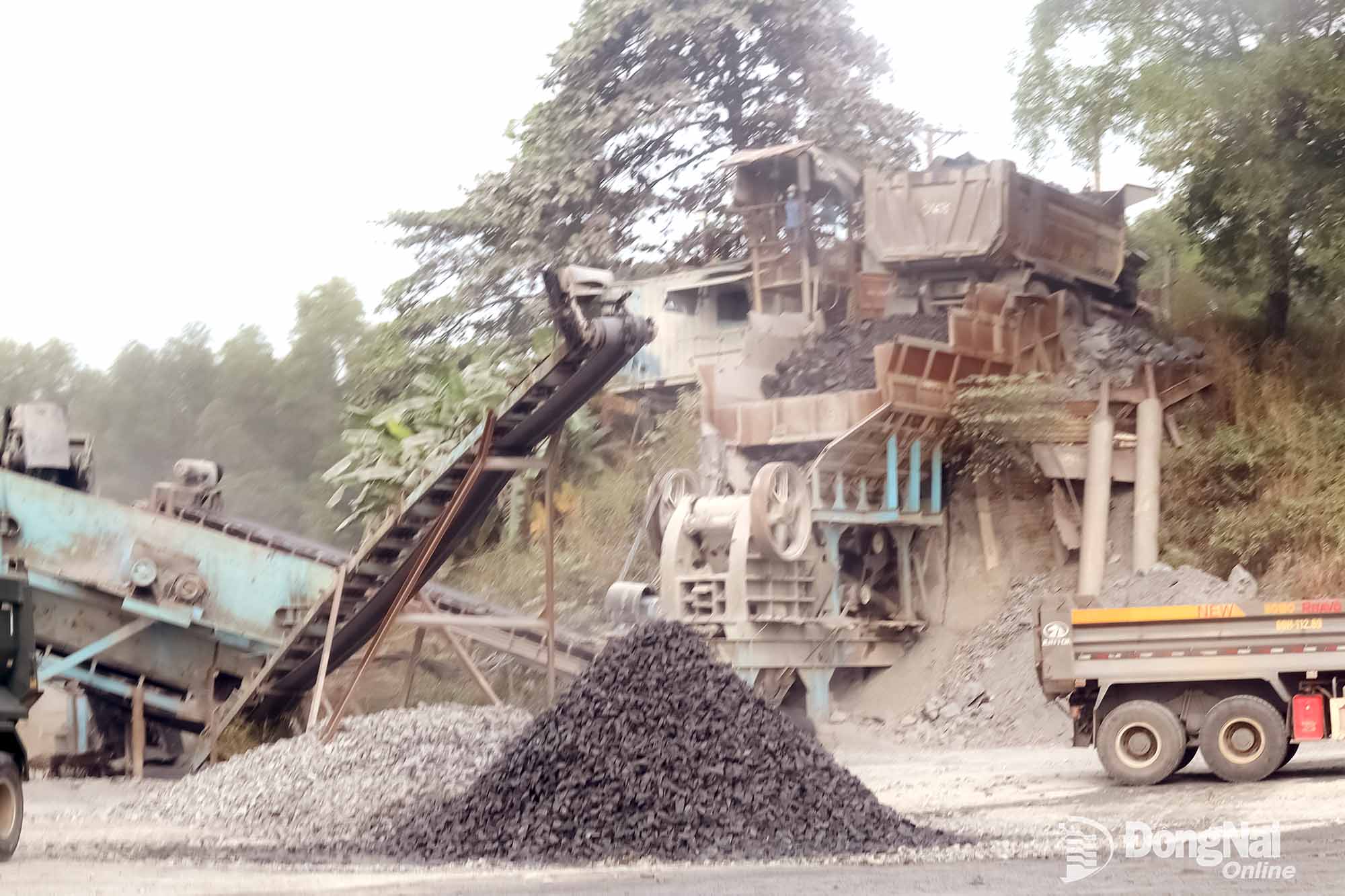 Chế biến khoáng sản tại cụm mỏ đá Thiện Tân, xã Tân Triều. Ảnh: Hoàng Lộc