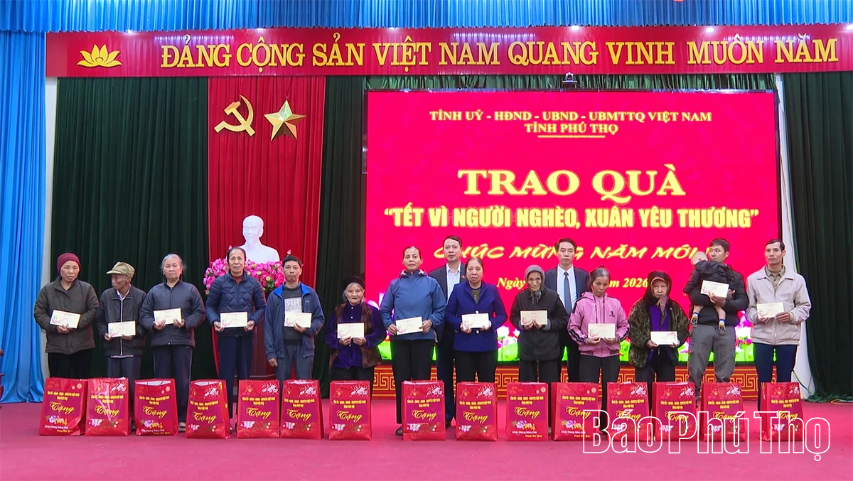 Trao quà Tết cho hộ nghèo, hộ có hoàn cảnh khó khăn xã Tiên Lữ