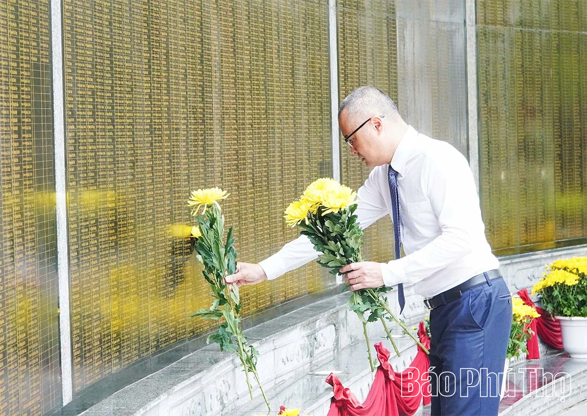Lãnh đạo Tỉnh ủy, HĐND, UBND, Ủy ban MTTQ tỉnh dâng hương tưởng niệm các Anh hùng liệt sĩ