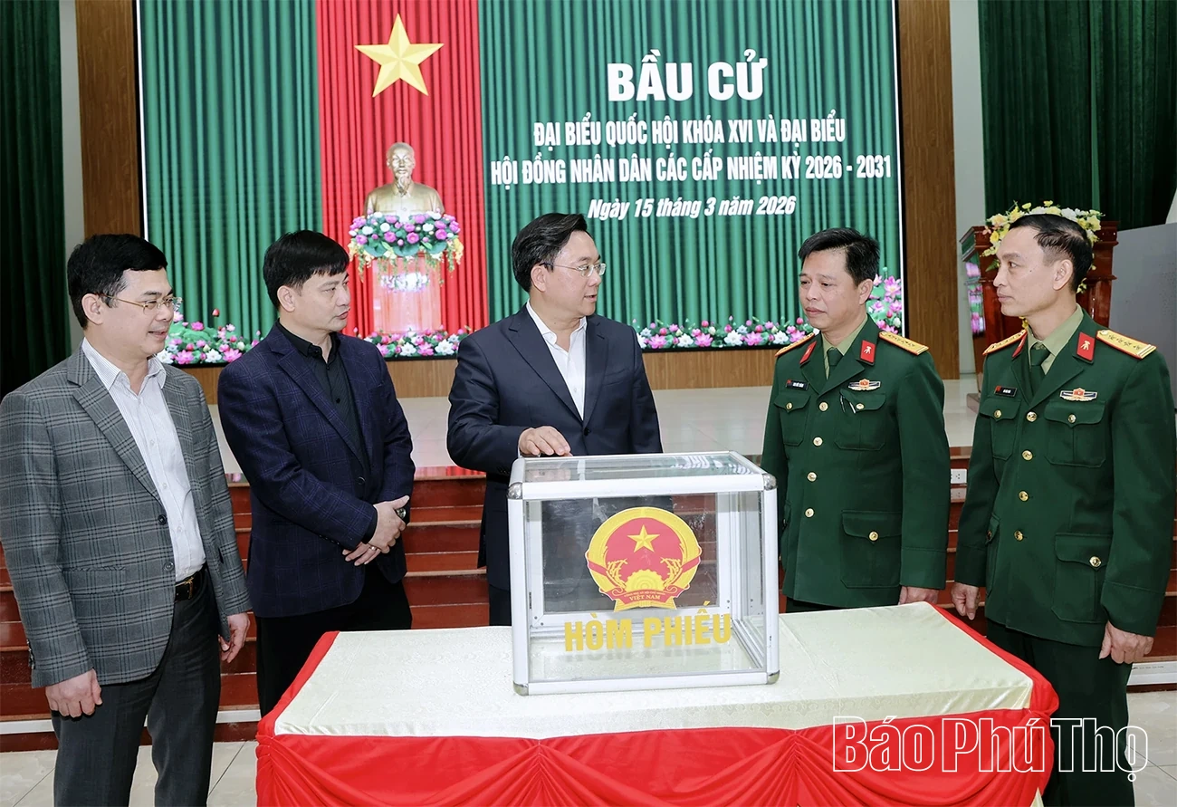 Chủ tịch UBND tỉnh Trần Duy Đông kiểm tra công tác chuẩn bị bầu cử tại phường Vĩnh Phúc và Vĩnh Yên