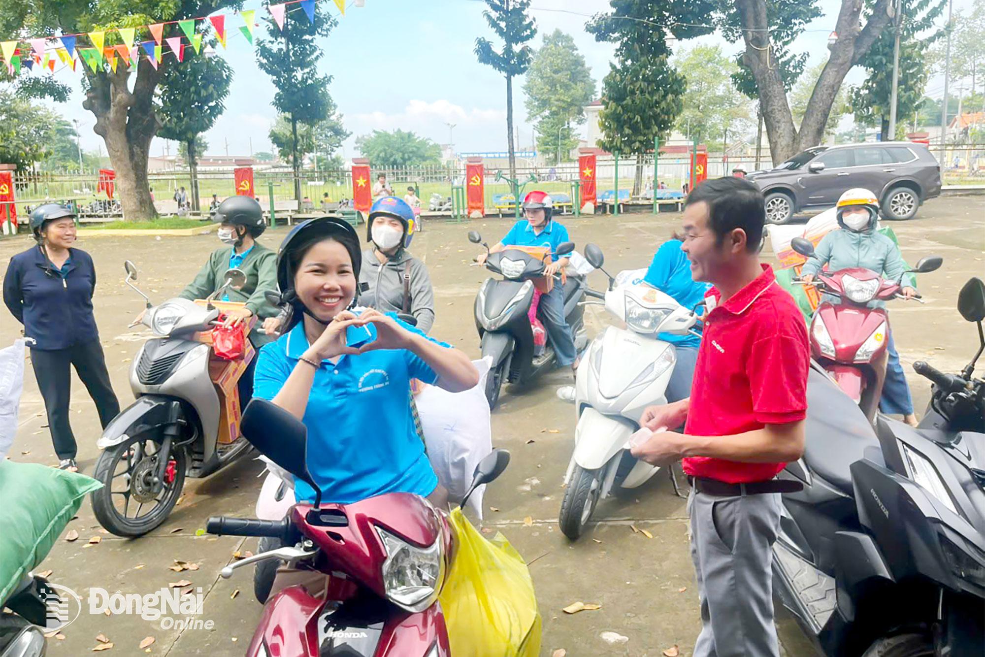 Người dân phường Trảng Dài, tỉnh Đồng Nai gửi nhu yếu phẩm hỗ trợ đồng bào miền Trung bị ảnh hưởng bởi mưa lũ trong tháng 11-2025. Ảnh minh họa: Lê Duy