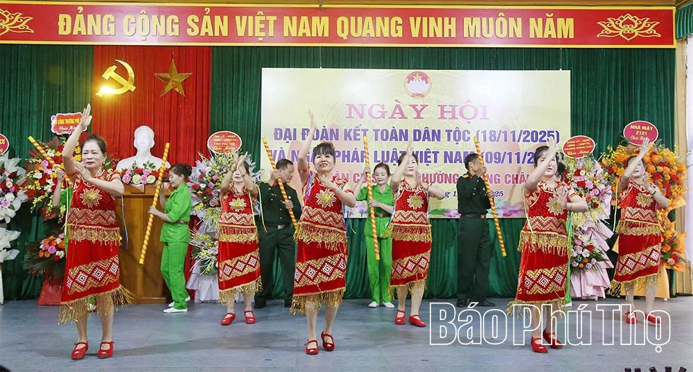 Đồng chí Vi Mạnh Hùng dự Ngày hội đại đoàn kết toàn dân tộc tại khu 11, phường Phong Châu