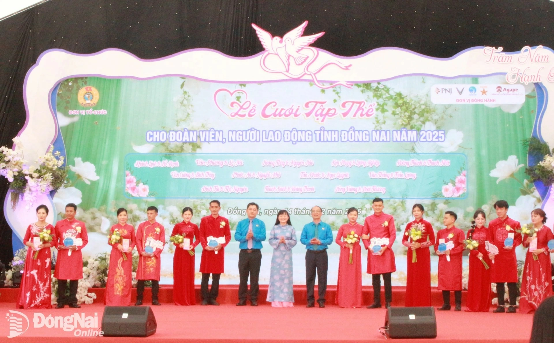 Liên đoàn Lao động tỉnh Đồng Nai tặng quà, chúc mừng hạnh phúc các cặp đôi. Ảnh: N.Hòa