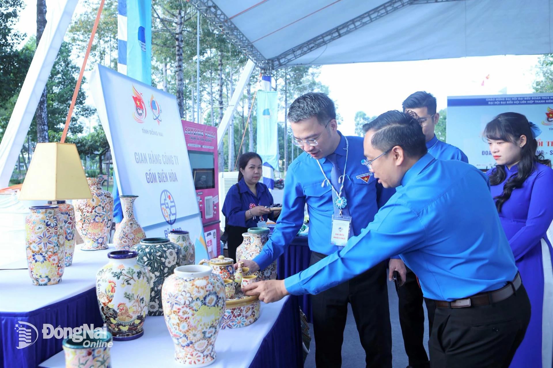 Đồng chí Nguyễn Tường Lâm (đầu tiên từ trái sang), Bí thư Ban Chấp hành Trung ương Đoàn, Chủ tịch Hội Liên hiệp thanh niên Việt Nam tham quan gian hàng trưng bày sản phẩm gốm Biên Hòa bên lề đại hội. Ảnh: Huy Anh