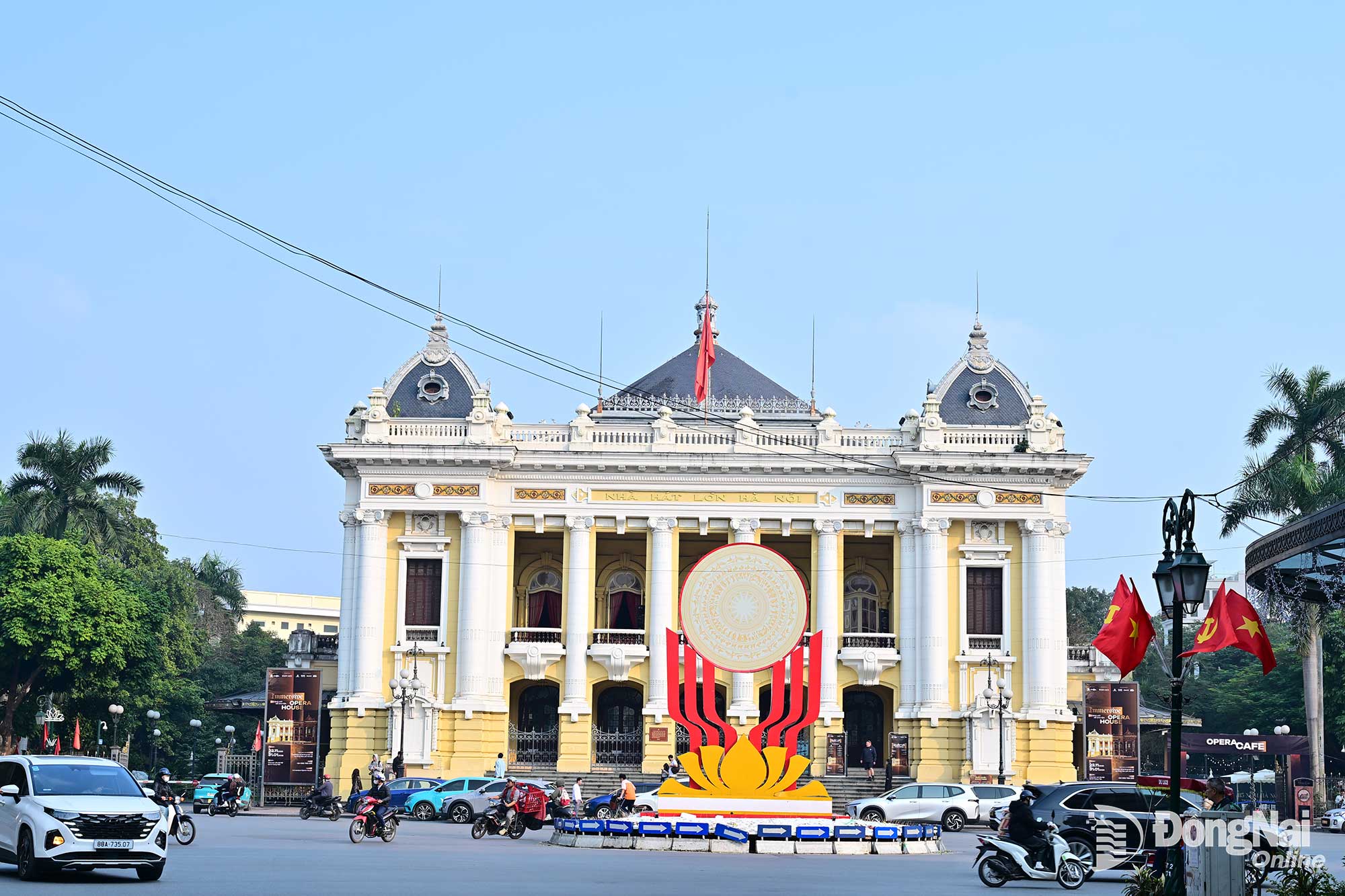 Nh&agrave; h&aacute;t lớn H&agrave; Nội trước thềm Đại hội XIV.&nbsp;Ảnh: C&ocirc;ng Nghĩa  