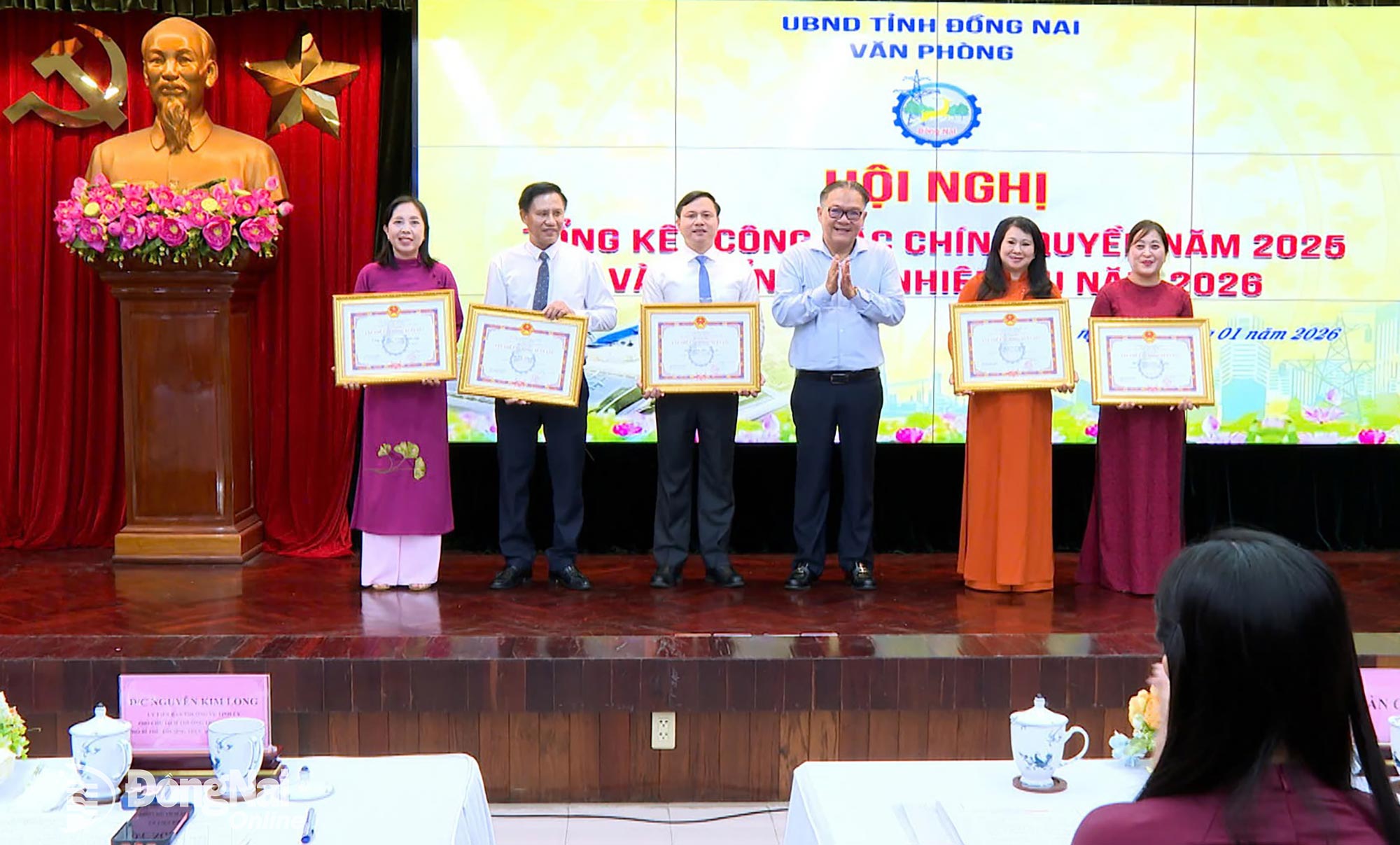 Đồng ch&iacute; Nguyễn Kim Long, Ủy vi&ecirc;n Ban Thường vụ Tỉnh ủy, Ph&oacute; Chủ tịch Thường trực UBND tỉnh Đồng Nai khen thưởng c&aacute;c c&aacute; nh&acirc;n c&oacute; th&agrave;nh t&iacute;ch xuất sắc trong phong tr&agrave;o Thi đua y&ecirc;u nước năm 2025. Ảnh: Ho&agrave;ng Lộc