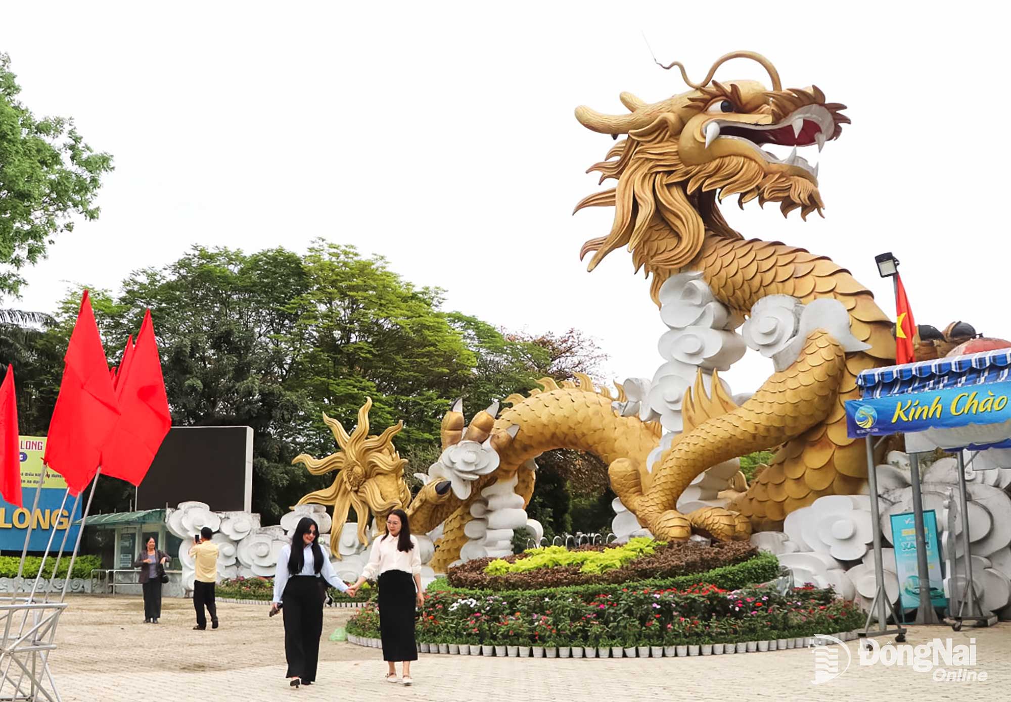 Du kh&aacute;ch chụp h&igrave;nh trước cổng ch&iacute;nh của khu du lịch Bửu Long. Ảnh: Thủy Mộc