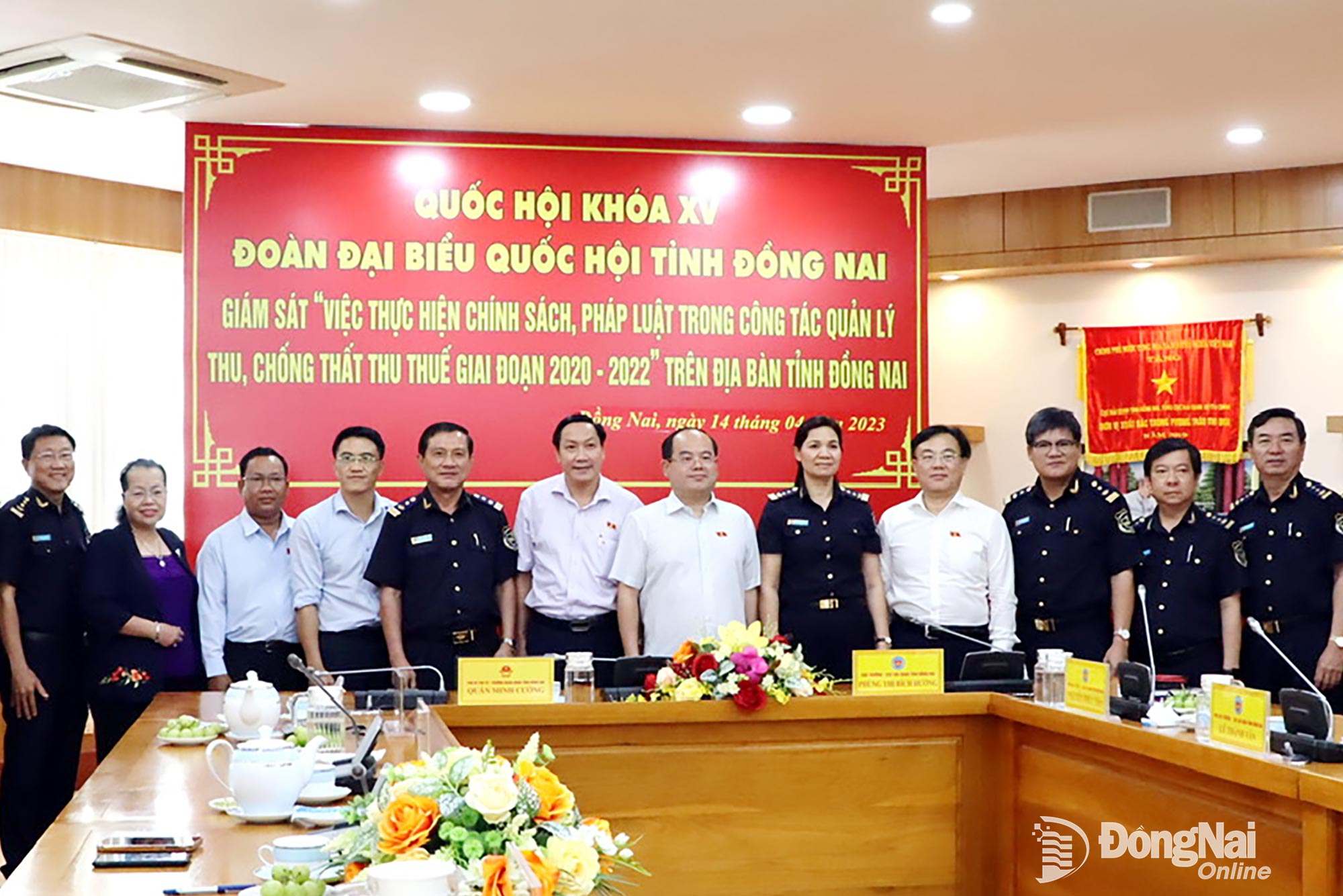 Đo&agrave;n Đại biểu Quốc hội tỉnh chụp ảnh lưu niệm với cơ quan chức năng tại buổi gi&aacute;m s&aacute;t việc thực hiện ch&iacute;nh s&aacute;ch, ph&aacute;p luật trong c&ocirc;ng t&aacute;c quản l&yacute; thu, chống thất thu thuế giai đoạn 2020-2022 tr&ecirc;n địa b&agrave;n tỉnh Đồng Nai.