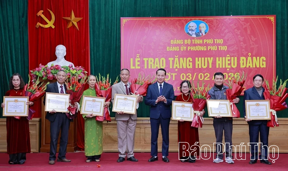 Ph&oacute; B&iacute; thư Thường trực Tỉnh ủy B&ugrave;i Văn Quang trao Huy hiệu Đảng tại phường Ph&uacute; Thọ