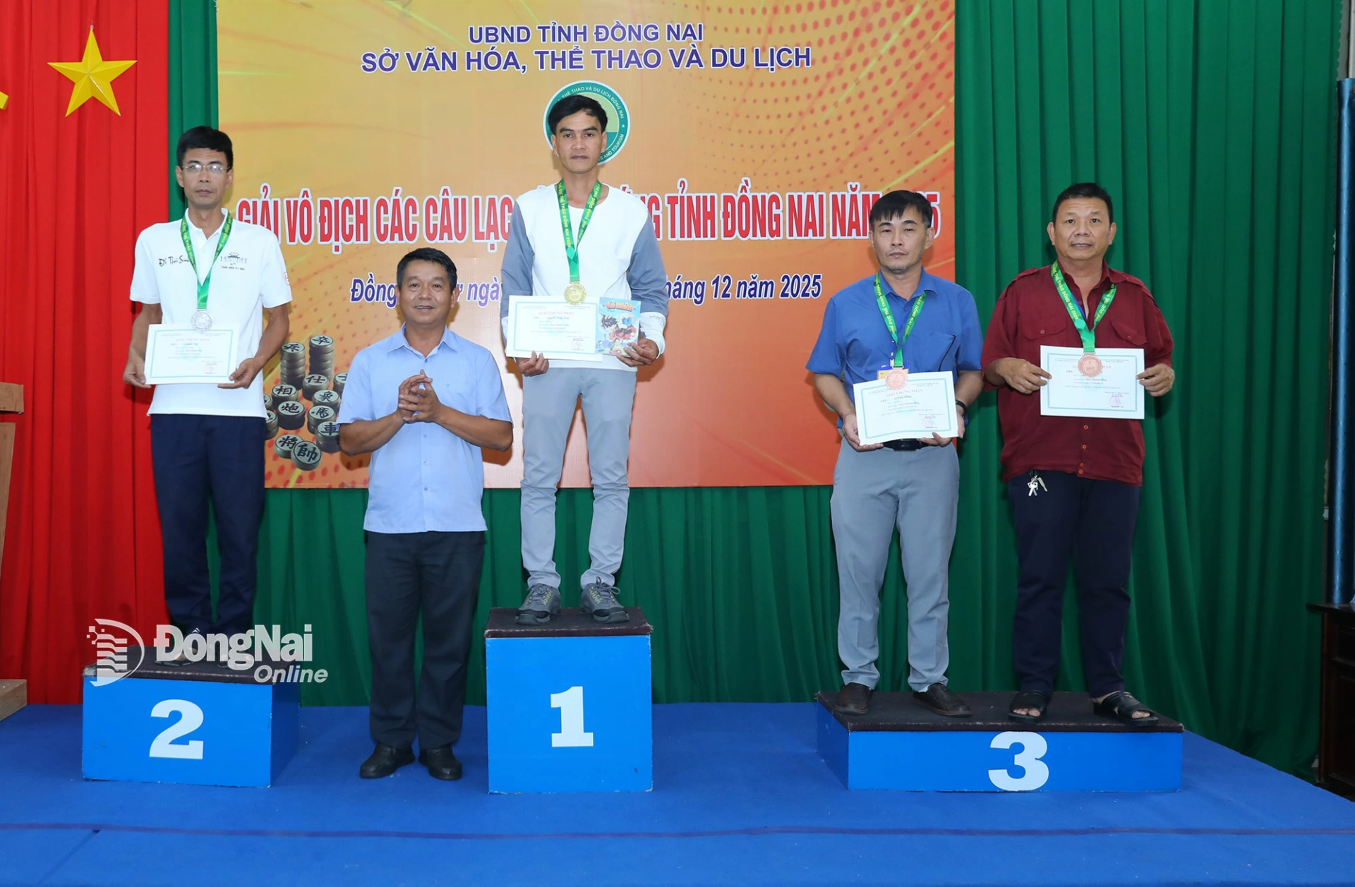 Ban tổ chức trao huy chương cho các vận động viên đạt thứ hạng cá nhân nội dung Cờ chớp. Ảnh: Huy Anh