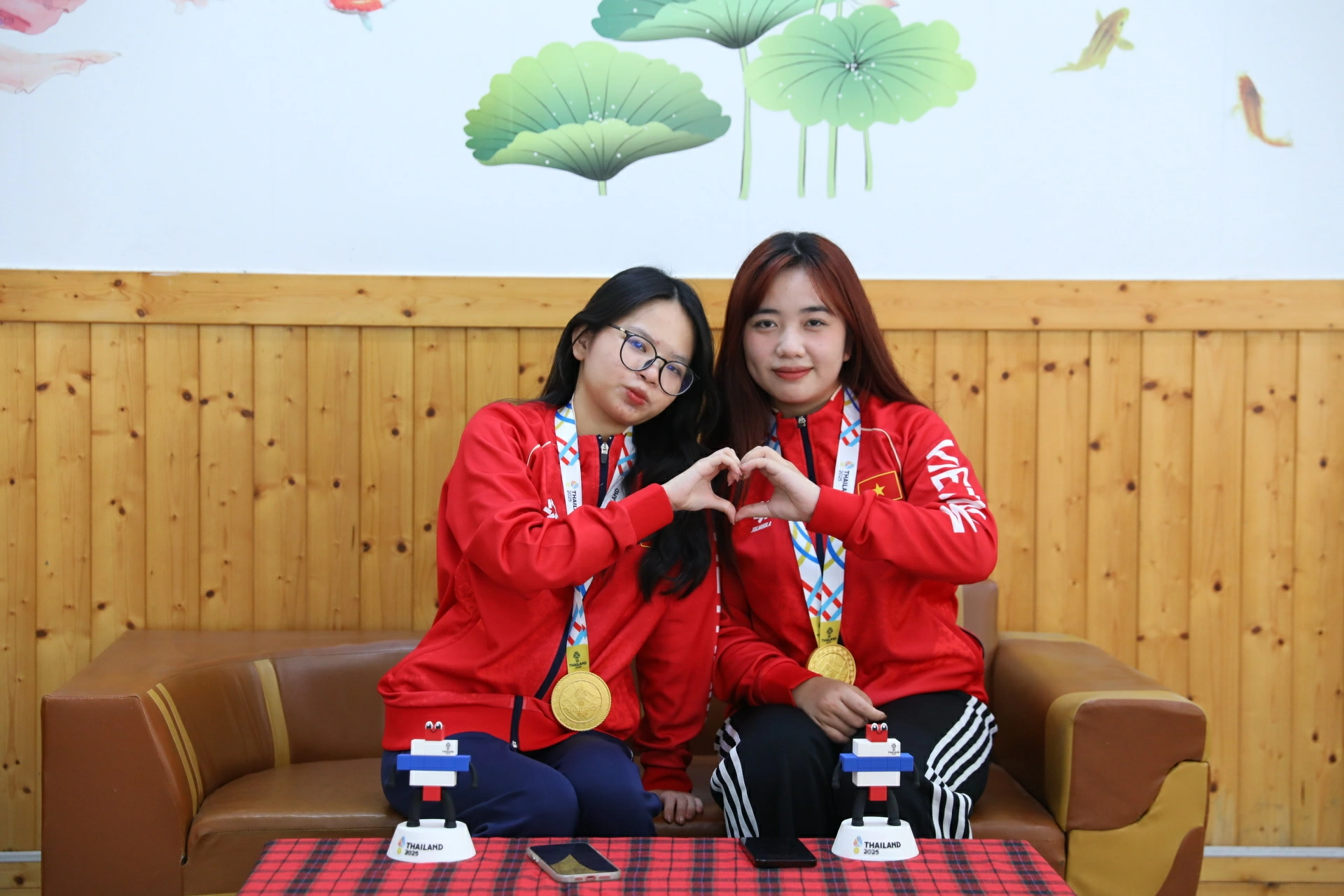 Hai chị em lu&ocirc;n th&acirc;n thiết d&ugrave; ở trong l&uacute;c thi đấu hay ngo&agrave;i đời. Ảnh: Huy Anh