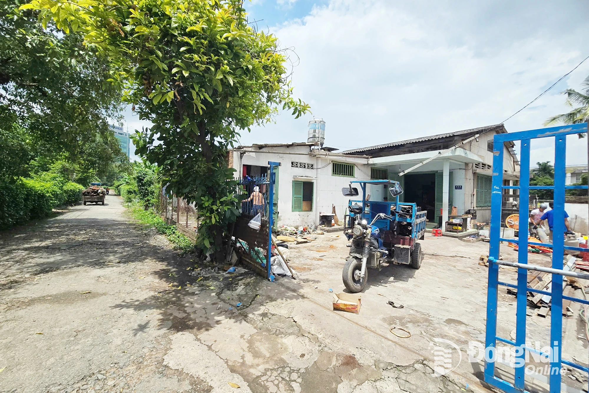 Một trong những hộ dân đồng thuận bàn giao mặt bằng tại Khu công nghiệp Biên Hòa 1, đồng thời di dời tài sản, tháo dỡ công trình trong ngày 15-7. Ảnh: Biên Hùng