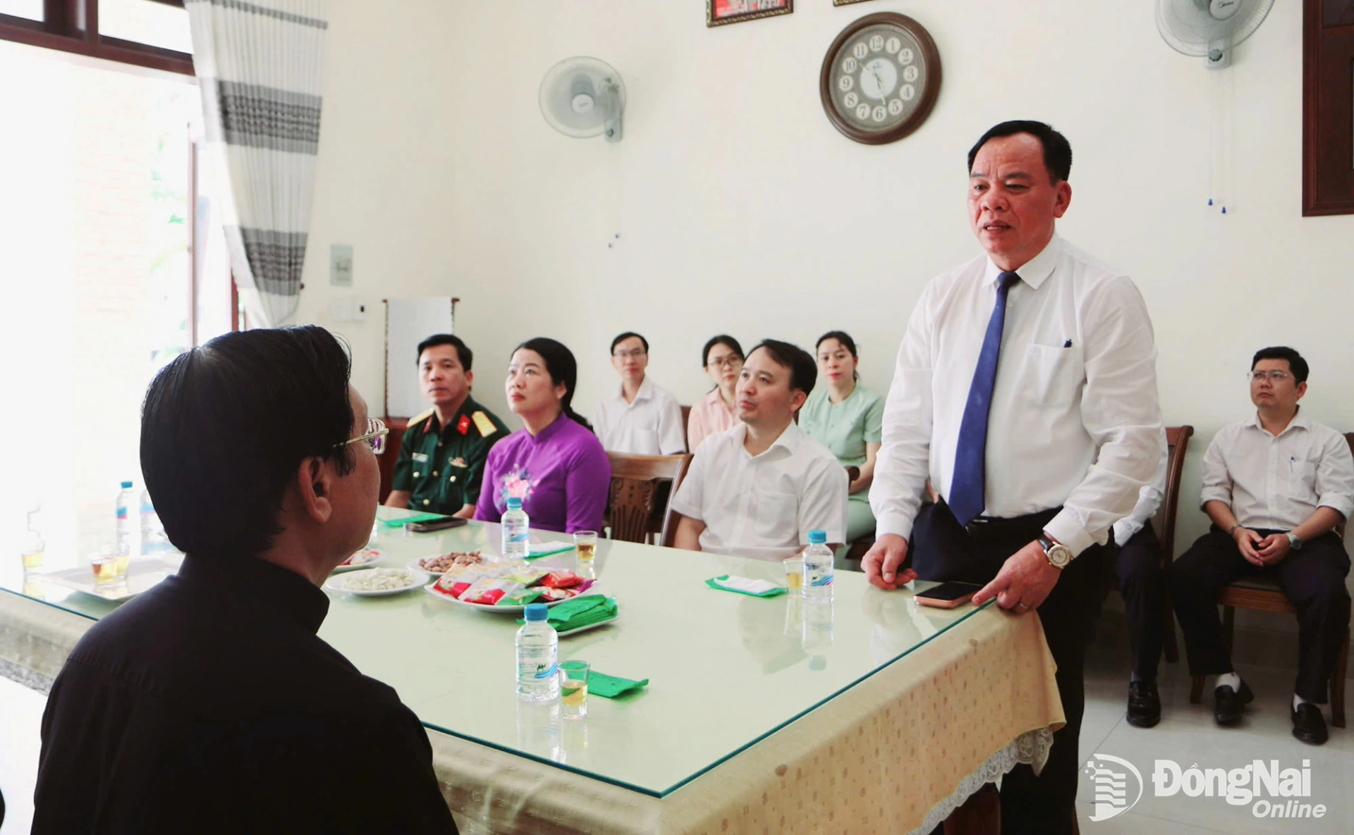 Đồng ch&iacute; V&otilde; Tấn Đức, Ph&oacute; B&iacute; thư Tỉnh ủy Đồng Nai ch&uacute;c mừng Gi&aacute;ng sinh năm 2025 đến Linh mục Nguyễn Xu&acirc;n Huy, Hạt Trưởng Gi&aacute;o hạt Hố Nai. Ảnh: Văn Truy&ecirc;n  