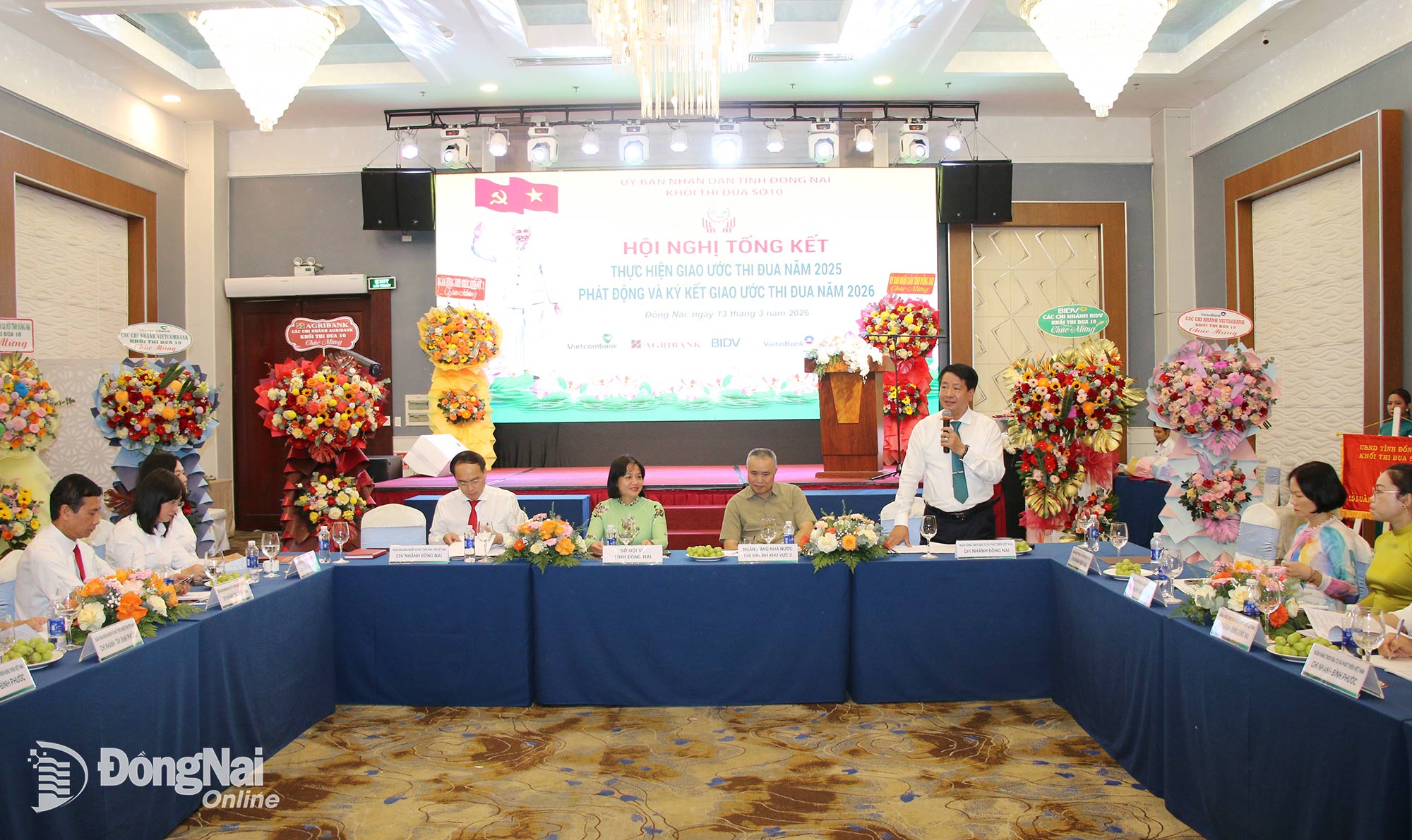 Giám đốc BIDV chi nhánh Đồng Nai Nguyễn Đức Toàn, Khối trưởng Khối thi đua số 10 chia sẻ về kết quả thực hiện các chỉ tiêu đã ký kết giao ước thi đua năm 2025. Ảnh: Hải Quân