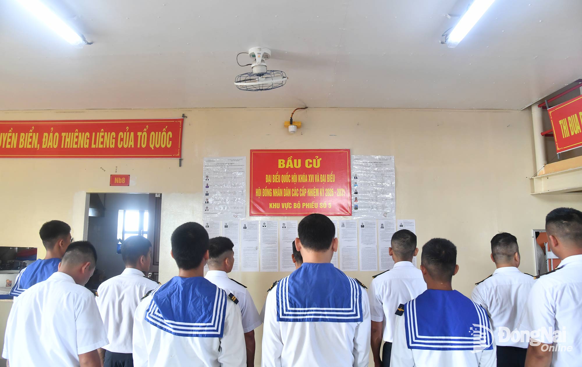 7. Cử tri trên nhà giàn DK1/19 tìm hiểu về các ứng viên đại biểu trước khi bầu cử. Ảnh: Văn Đường