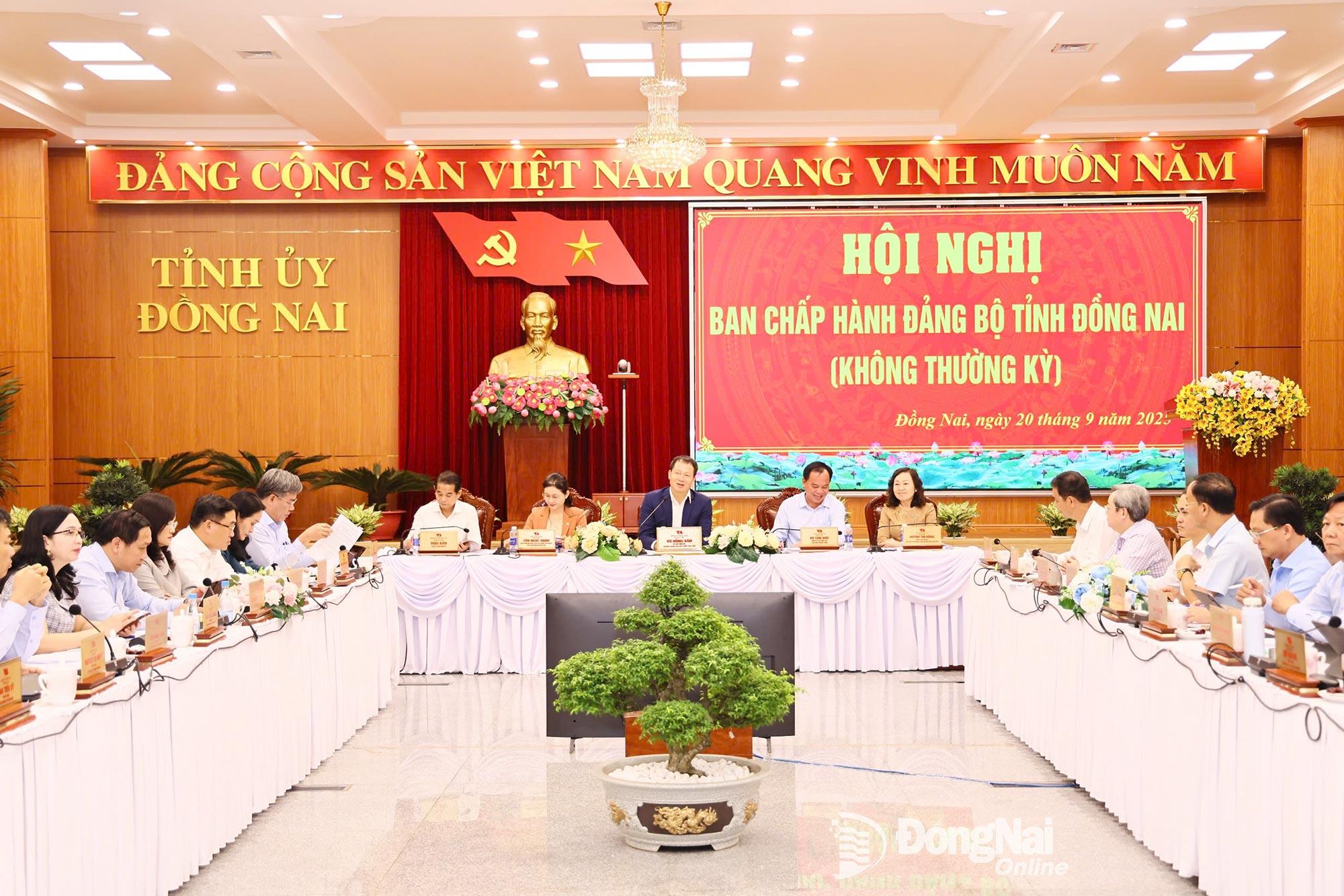Các đại biểu tham dự Hội nghị Ban Chấp hành Đảng bộ tỉnh không thường kỳ diễn ra ngày 20-9 cho ý kiến vào các nội dung trước khi tổ chức Đại hội Đại biểu Đảng bộ tỉnh. Ảnh: Công Nghĩa
