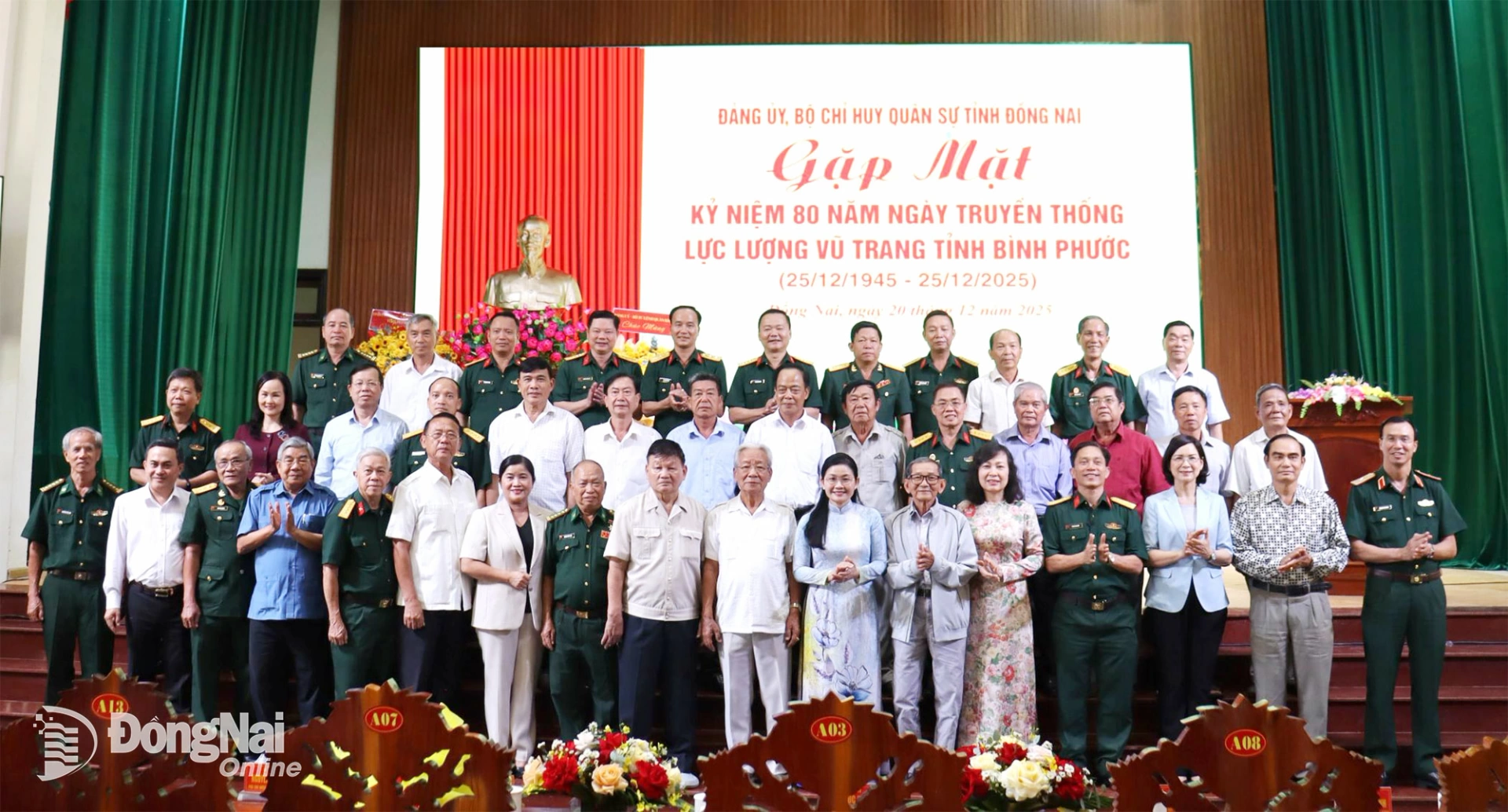 Thủ trưởng Qu&acirc;n khu 7, l&atilde;nh đạo tỉnh v&agrave; c&aacute;c thế hệ lực lượng vũ trang tỉnh Đồng Nai trong buổi gặp mặt. Ảnh: Nguyệt H&agrave;