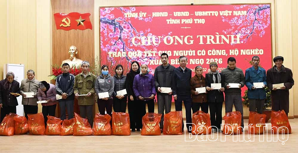 Trao qu&agrave; Tết tặng người c&oacute; c&ocirc;ng v&agrave; hộ ngh&egrave;o x&atilde; Li&ecirc;n H&ograve;a
