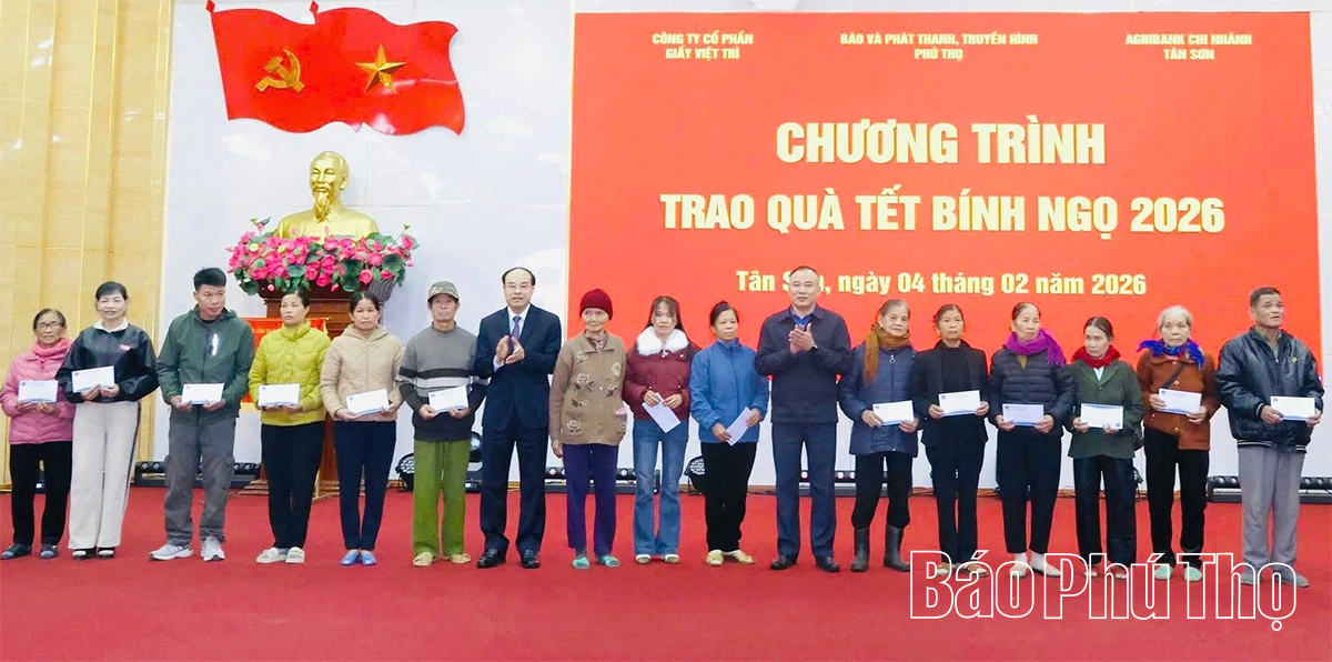 B&aacute;o v&agrave; Ph&aacute;t thanh, truyền h&igrave;nh Ph&uacute; Thọ trao qu&agrave; Tết tại x&atilde; T&acirc;n Sơn