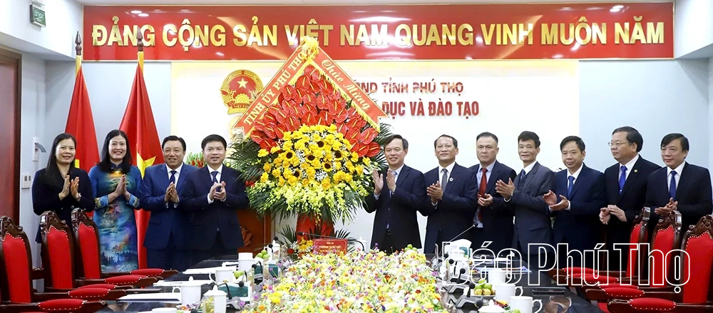 Bí thư Tỉnh ủy Trương Quốc Huy thăm, động viên, chúc mừng ngành Giáo dục và Đào tạo