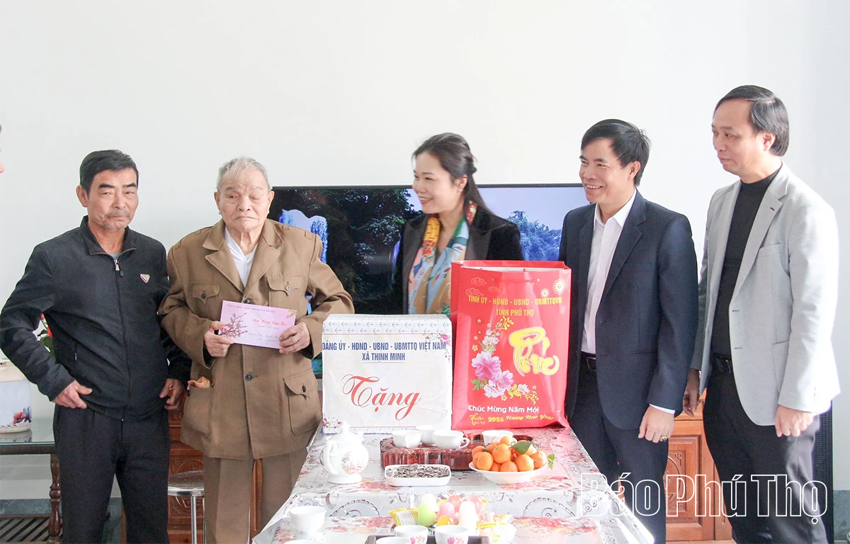 Đồng chí Bùi Thị Minh thăm, tặng quà gia đình người có công tại xã Thịnh Minh