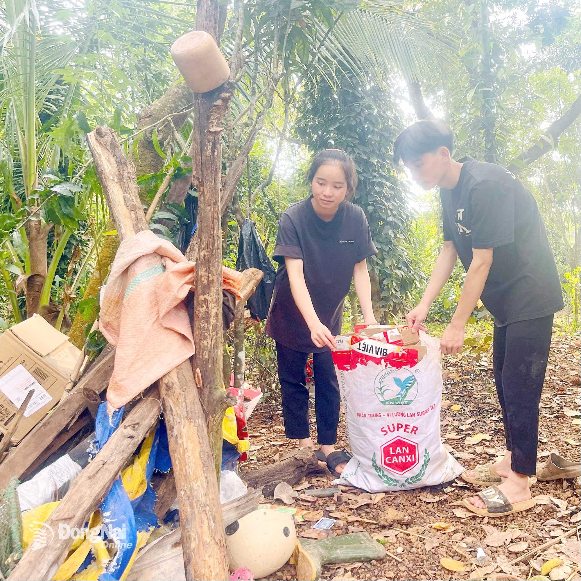 Mồ côi cả cha và mẹ, giờ đây chỉ còn hai anh em nương tựa vào nhau trước bão tố cuộc đời. Ảnh: Thu Hiền