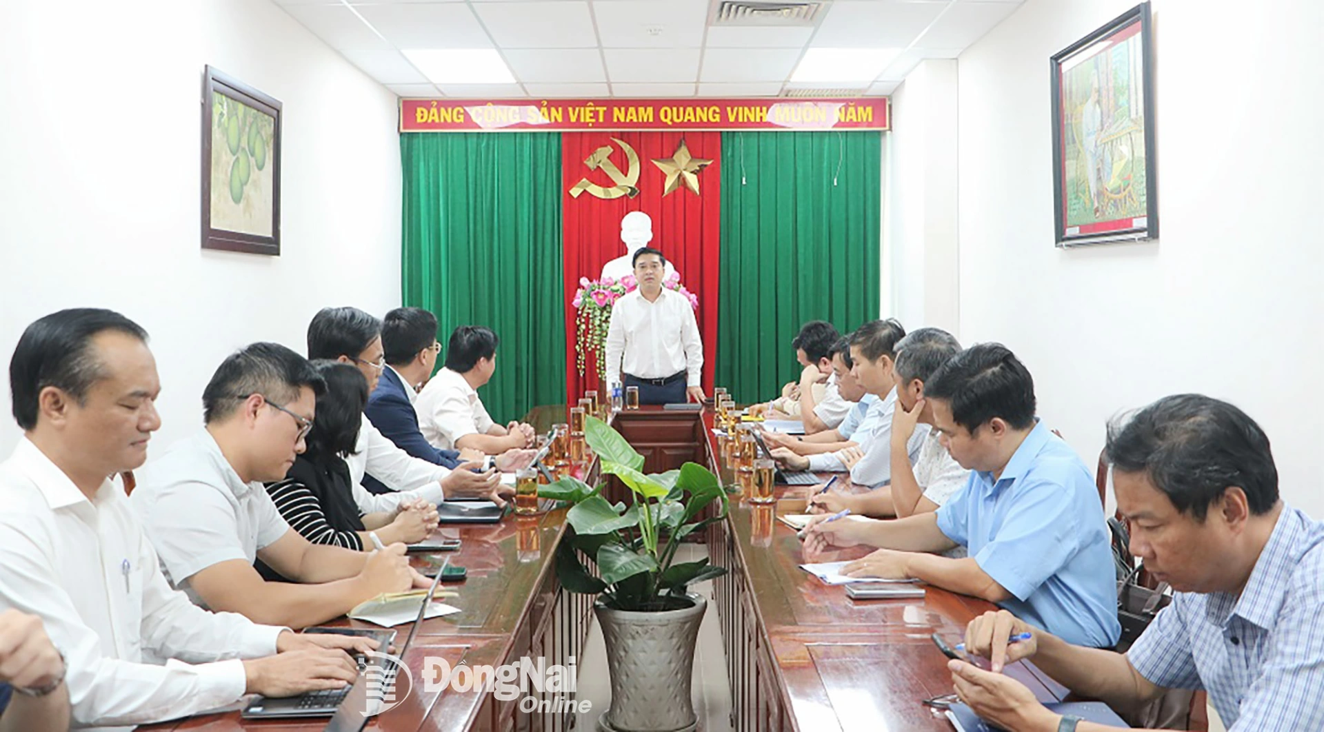 Tỉnh ủy viên, Phó Chủ tịch UBND tỉnh Đồng Nai Hồ Văn Hà phát biểu chỉ đạo tại buổi làm việc. Ảnh: Phạm Tùng