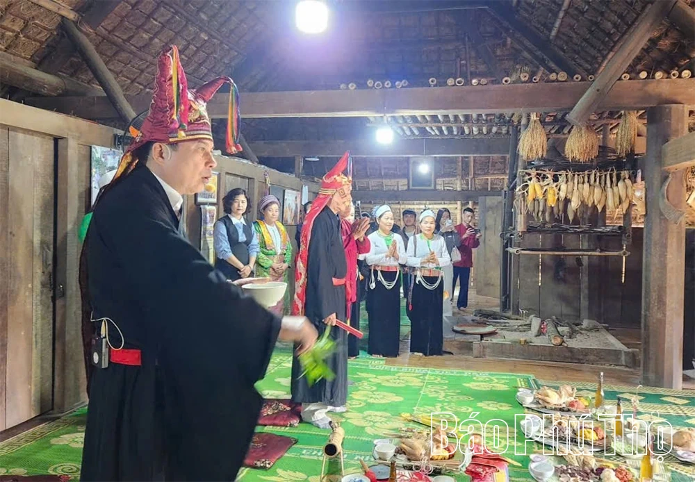 Tục cúng vía bếp - Sợi dây tâm linh trong đời sống người Mường