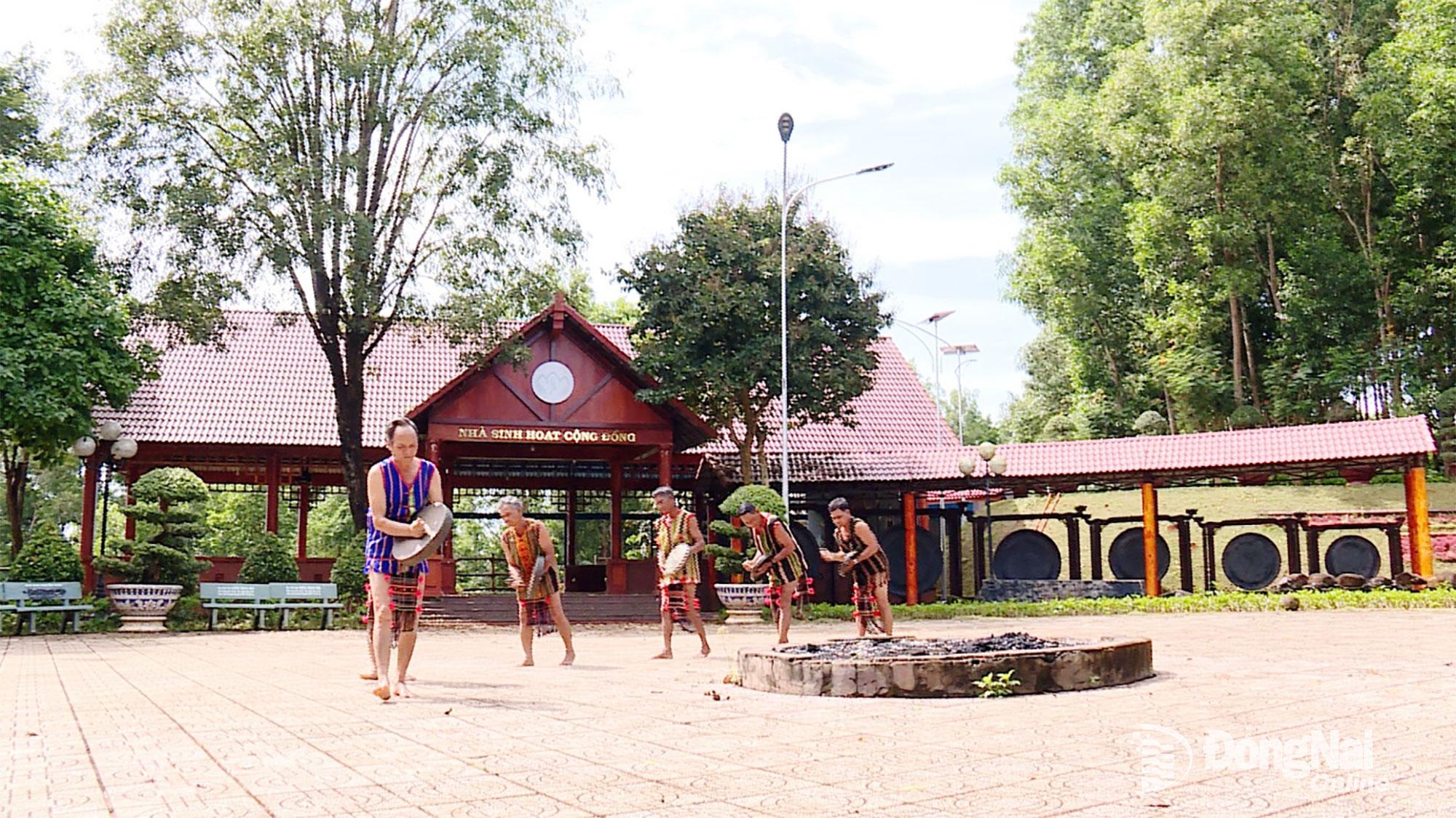 Nh&oacute;m biểu diễn cồng chi&ecirc;ng tại Khu Bảo tồn văn h&oacute;a S&rsquo;ti&ecirc;ng S&oacute;c Bom Bo.&nbsp;Ảnh: Từ Huy