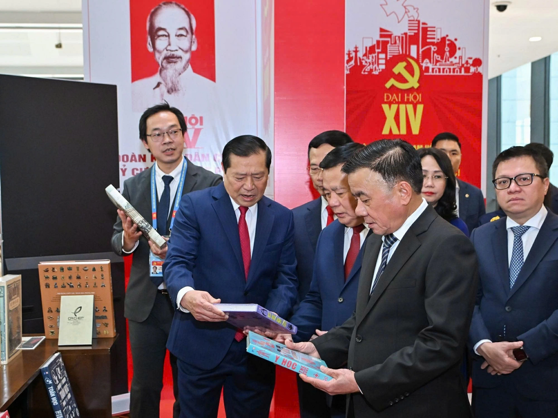 C&aacute;c đại biểu tham quan trưng b&agrave;y trong kh&ocirc;ng gian Đại hội tại lễ khai trương Trung t&acirc;m B&aacute;o ch&iacute; Đại hội XIV của Đảng, ng&agrave;y 14-1-2026. Ảnh: Thủy Nguy&ecirc;n