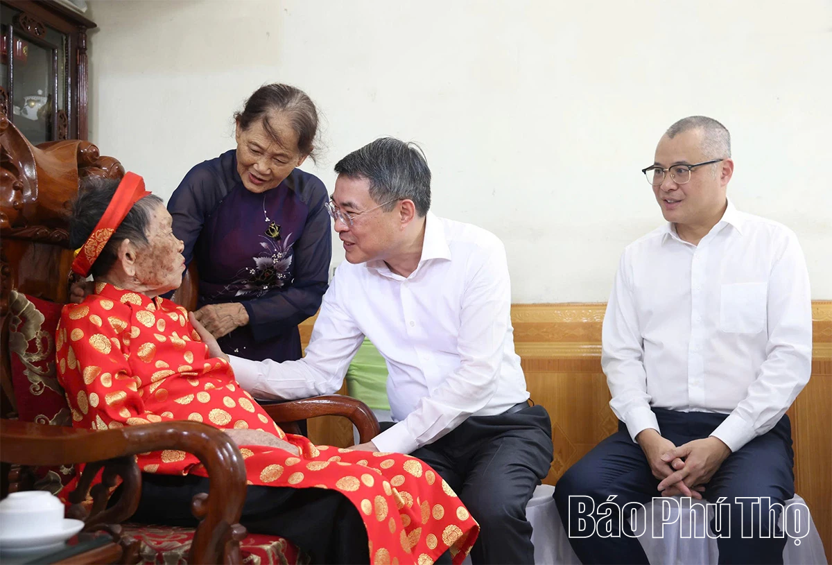 Thủ tướng Chính phủ Lê Minh Hưng thăm, tặng quà gia đình chính sách tại tỉnh Phú Thọ
