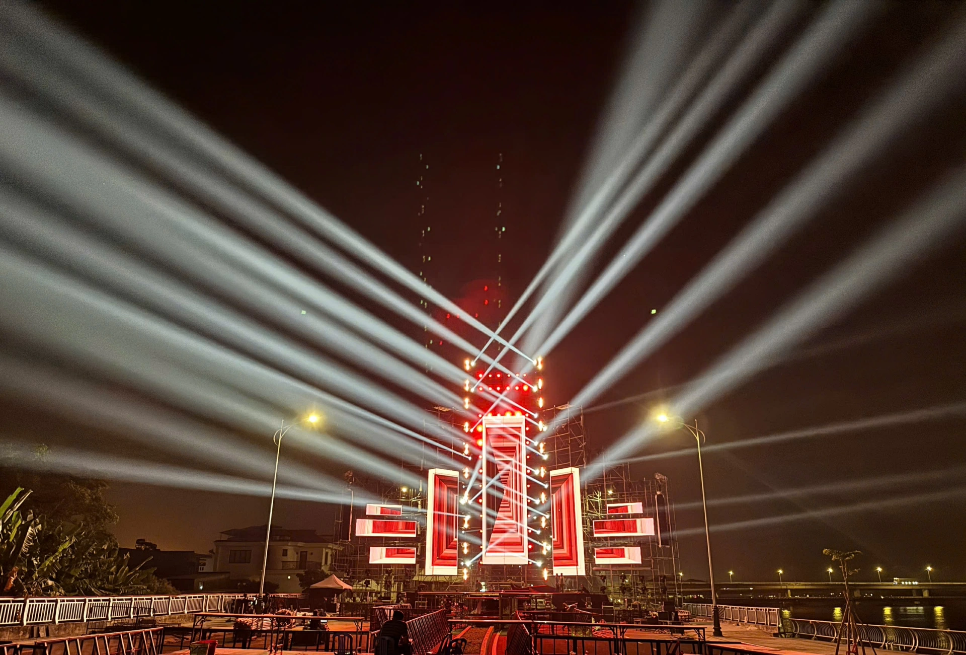 Khu vực s&acirc;n khấu đ&atilde; ho&agrave;n thiện sẵn s&agrave;ng cho Chương tr&igrave;nh Nghệ thuật đặc biệt ch&agrave;o đ&oacute;n năm mới 2026 tại tuyến đường ven s&ocirc;ng Đồng Nai. Ảnh: Th&ugrave;y Anh