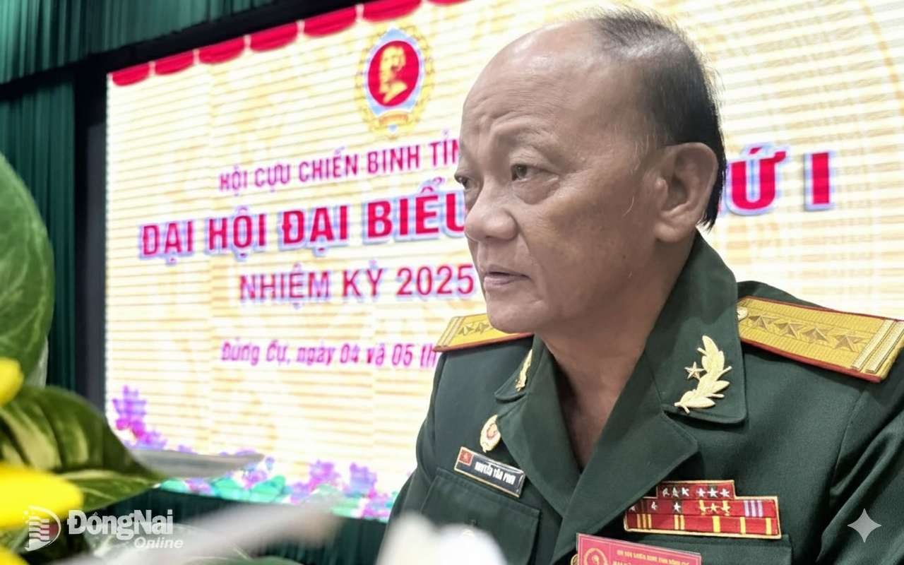 Đại tá Nguyễn Văn Phơi, Phó Chủ tịch Ủy ban MTTQ Việt Nam tỉnh, Chủ tịch Hội Cựu chiến binh tỉnh Đồng Nai phát biểu khai mạc phiên làm việc thứ nhất. Ảnh: Nam Anh  