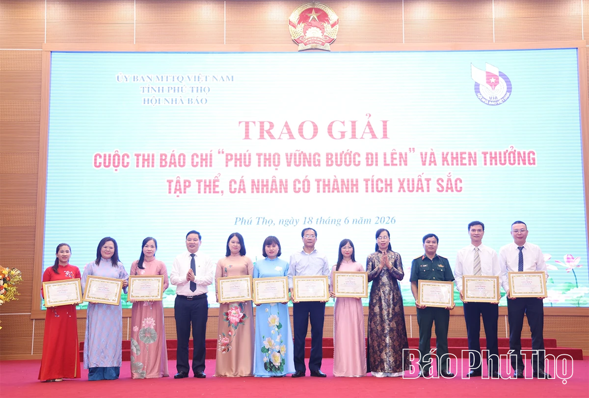Trao giải cuộc thi báo chí “Phú Thọ vững bước đi lên” và khen thưởng tập thể, cá nhân có thành tích xuất sắc