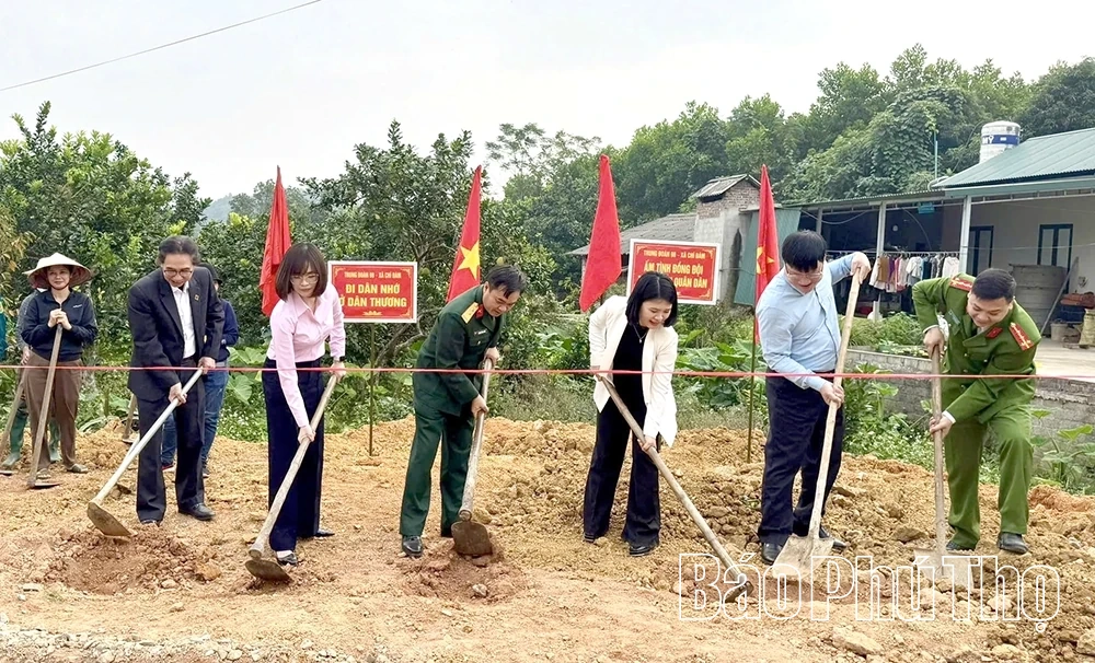 S&aacute;ng ngời t&igrave;nh qu&acirc;n d&acirc;n tr&ecirc;n qu&ecirc; hương Ch&iacute; Đ&aacute;m