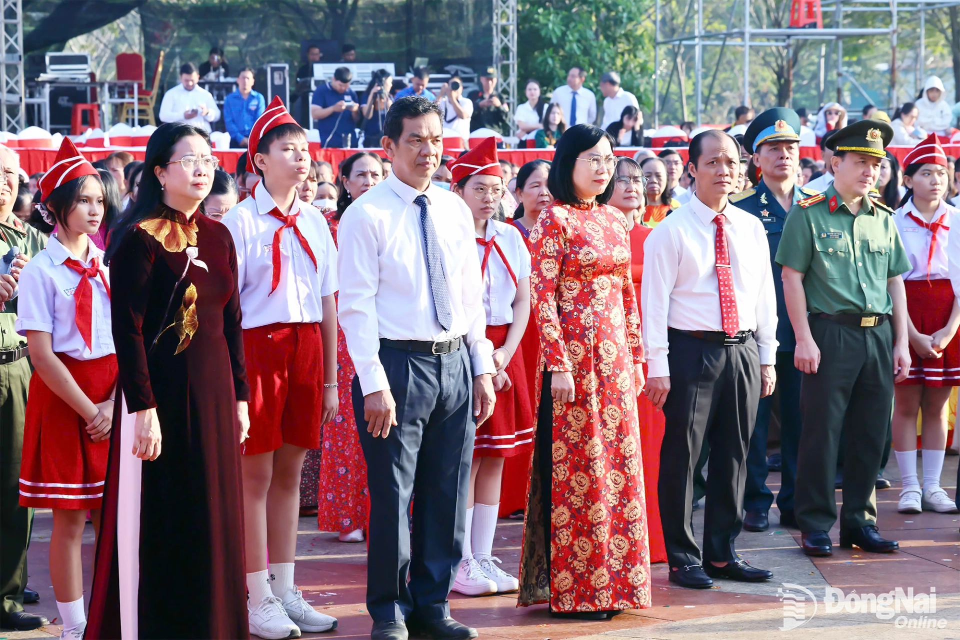 C&aacute;c đồng ch&iacute; l&atilde;nh đạo tỉnh Đồng Nai v&agrave; c&aacute;c đại biểu tham dự lễ ch&agrave;o cờ đầu năm mới tại phường Tam Hiệp. Ảnh: C&ocirc;ng Nghĩa