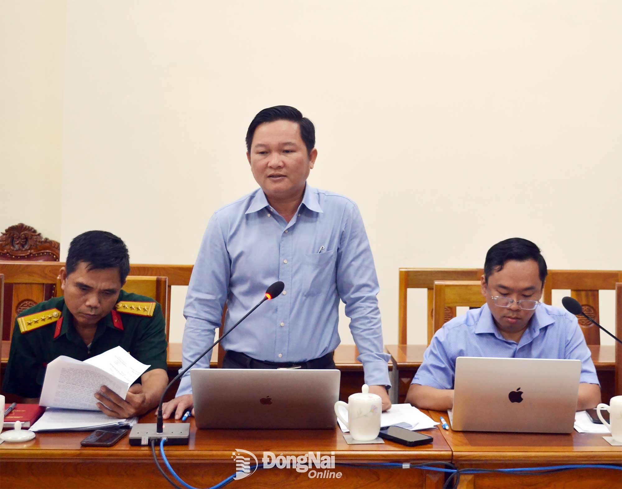 Tỉnh ủy viên, Phó Chủ tịch Ủy ban MTTQ Việt Nam tỉnh, Chủ tịch Hội Nông dân tỉnh Đồng Nai Nguyễn Hữu Nguyên phát biểu tại hội nghị. Ảnh: Phương Hằng