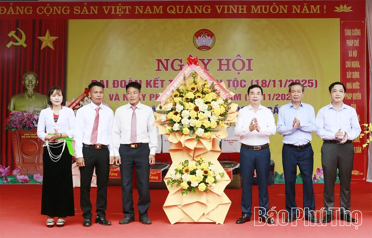 Phó Bí thư Tỉnh uỷ Bùi Huy Vĩnh chung vui Ngày hội đại đoàn kết khu dân cư Đành