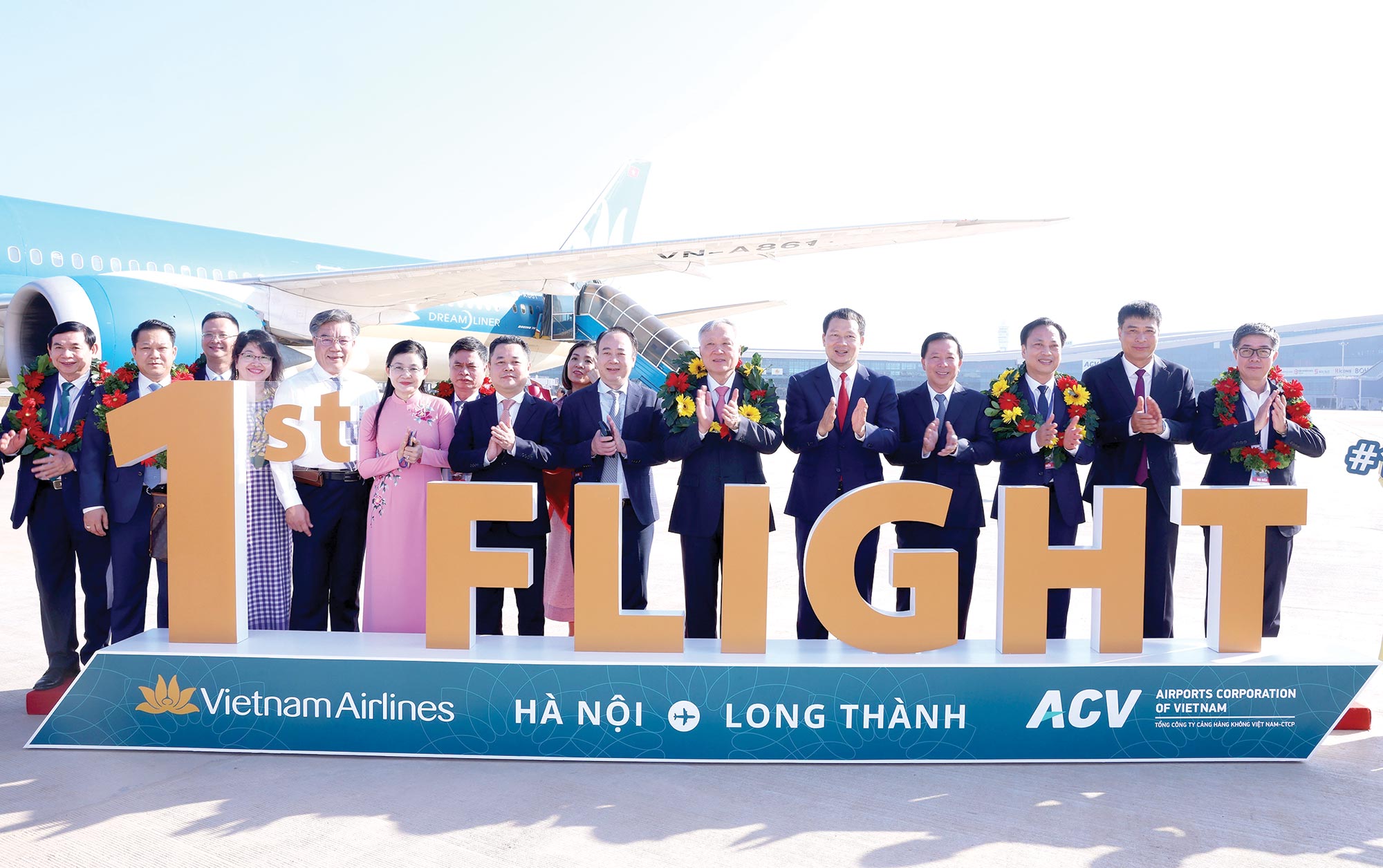 Ủy viên Bộ Chính trị, Phó Thủ tướng Thường trực Chính phủ Nguyễn Hòa Bình (thứ 6 từ phải qua) cùng các vị khách trên chuyến bay đặc biệt đầu tiên hạ cánh xuống Sân bay Long Thành, sáng 19-12.