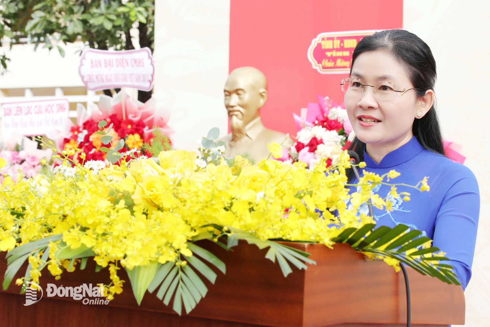 Ủy viên dự khuyết Trung ương Đảng, Phó Bí thư Thường trực Tỉnh ủy, Chủ tịch HĐND tỉnh Đồng Nai Tôn Ngọc Hạnh phát biểu chúc mừng ngày Nhà giáo Việt Nam tại Trường THPT chuyên Quang Trung. Ảnh: Trương Hiện